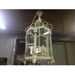 Wit geschilderde ijzeren hanglamp met glazen ruitjes