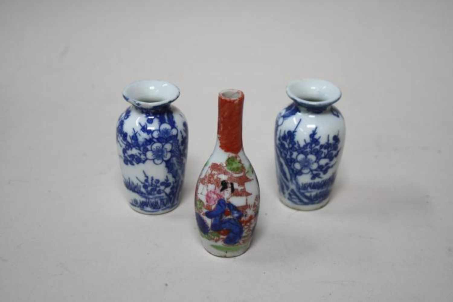 Drie miniatuurvaasjes, 1x Japans, 2x blauw Chinees