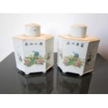 Twee Chinese theebussen, zeskantig met hals en dop, ca 15x12cm. Polychrome decoratie van pauwen.