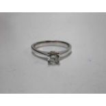 Witgouden solitair ring, 0.30ct,, maat 18