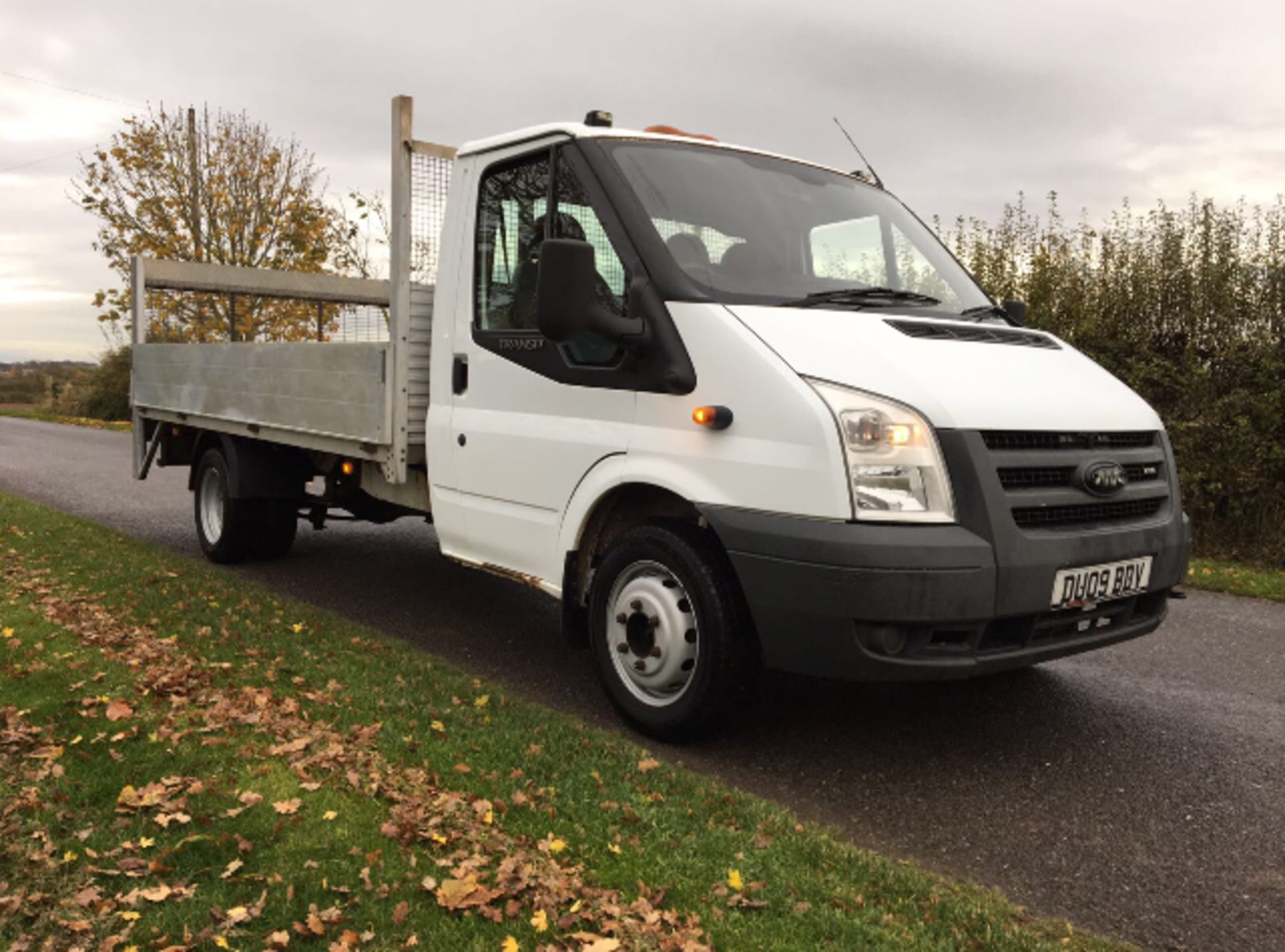 2009/09 REG FORD TRANSIT 100 T350L RWD FLATBED WITH TAIL-LIFT *NO VAT*