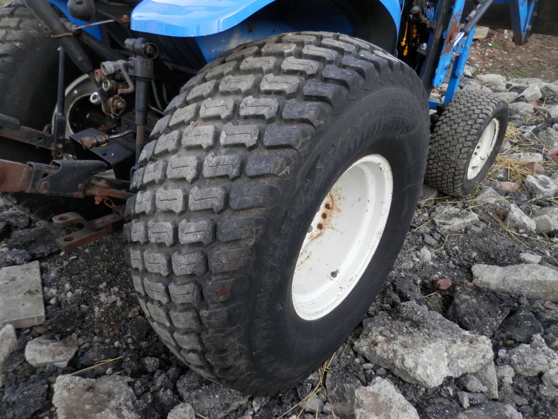 2002 NEW HOLLAND TC40 2.7 TONNE DIESEL TRACTOR, - Image 6 of 14