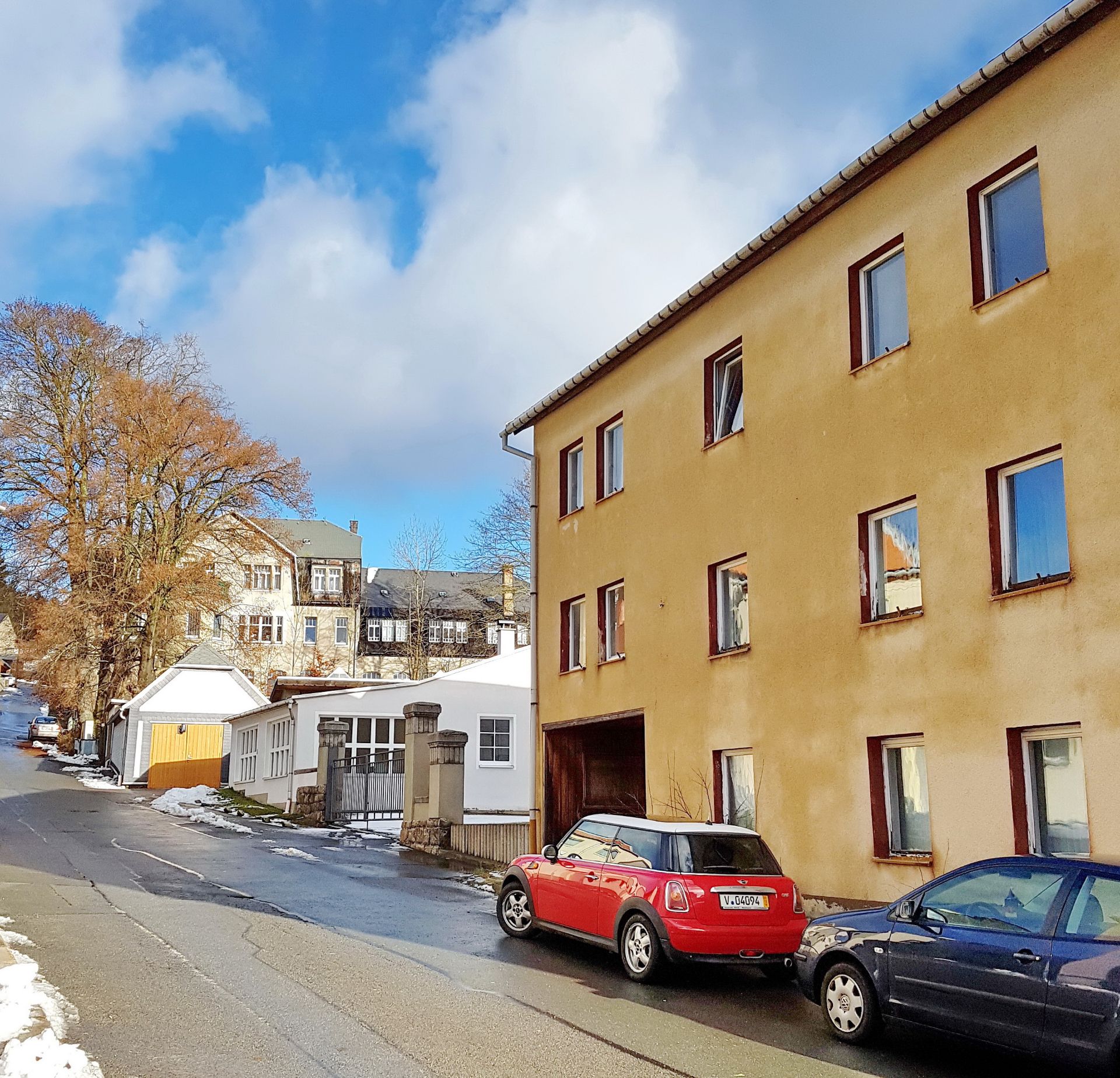 FREEHOLD APARTMENT BLOCK IN THE TOWN CENTRE OF GEYER, SAXONY, GERMANY - Image 2 of 63