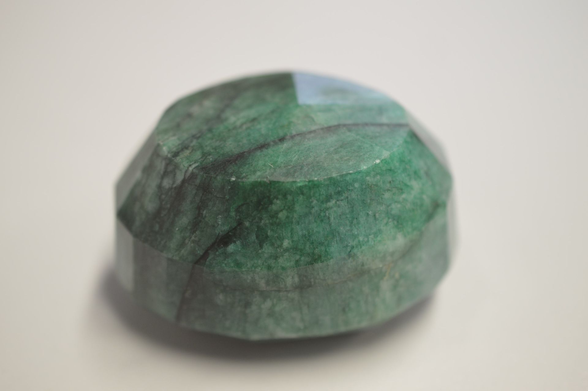 655 CARAT OVAL SHAPED GREEN NATURAL EMERALD - Image 2 of 4
