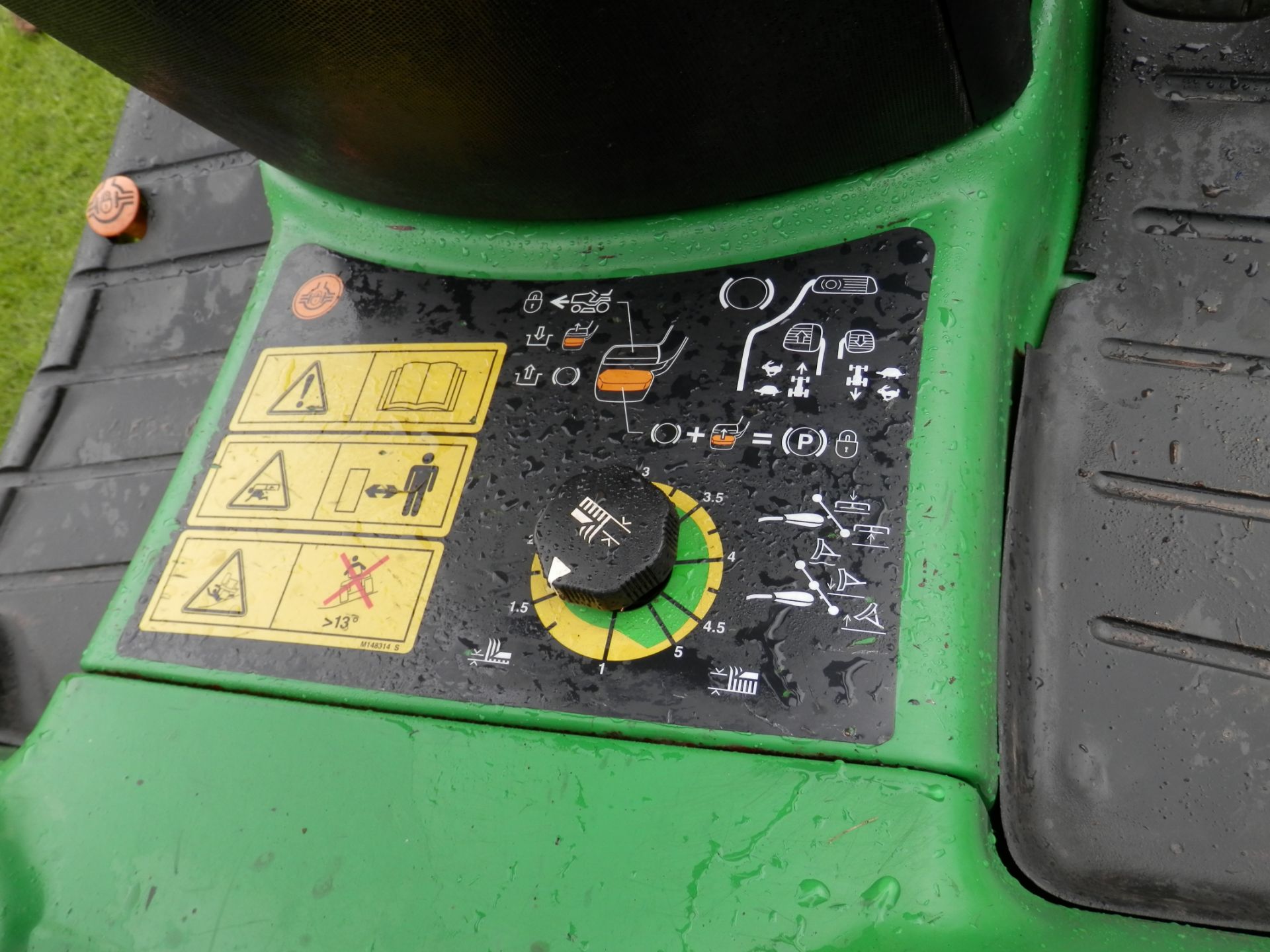 2004 WORKING JOHN DEERE X495 122CM CUT, RIDE ON ROTARY DIESEL MOWER/LAWN TRACTOR. - Image 12 of 13