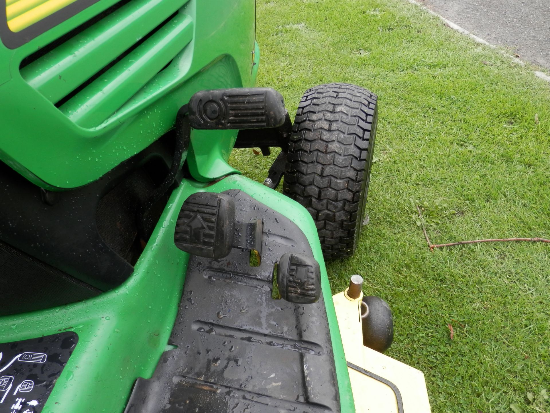 2004 WORKING JOHN DEERE X495 122CM CUT, RIDE ON ROTARY DIESEL MOWER/LAWN TRACTOR. - Image 13 of 13