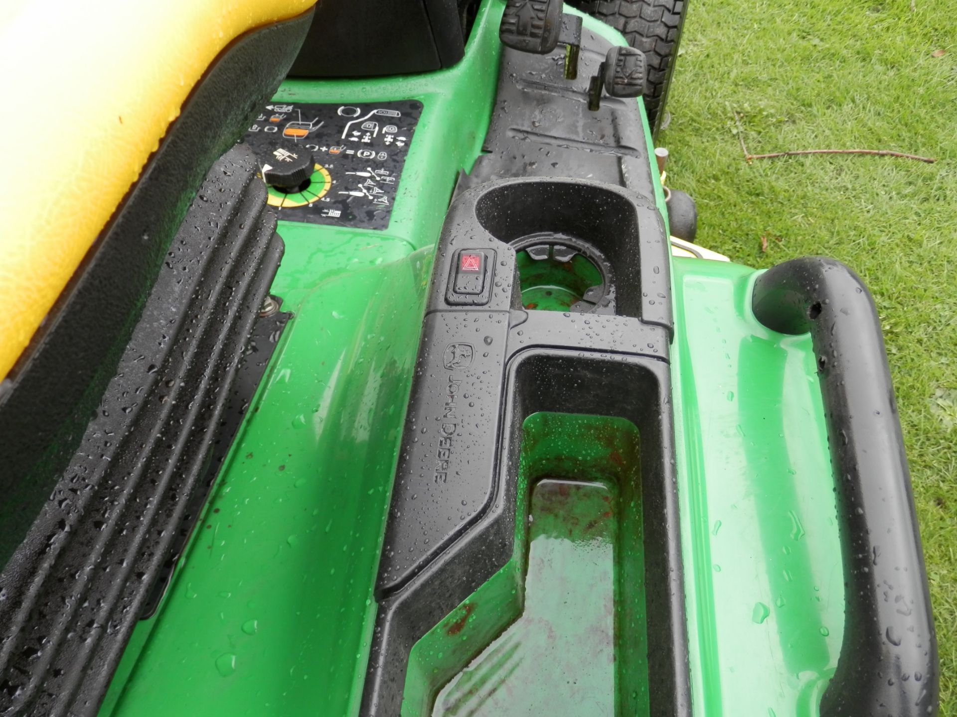 2004 WORKING JOHN DEERE X495 122CM CUT, RIDE ON ROTARY DIESEL MOWER/LAWN TRACTOR. - Image 8 of 13