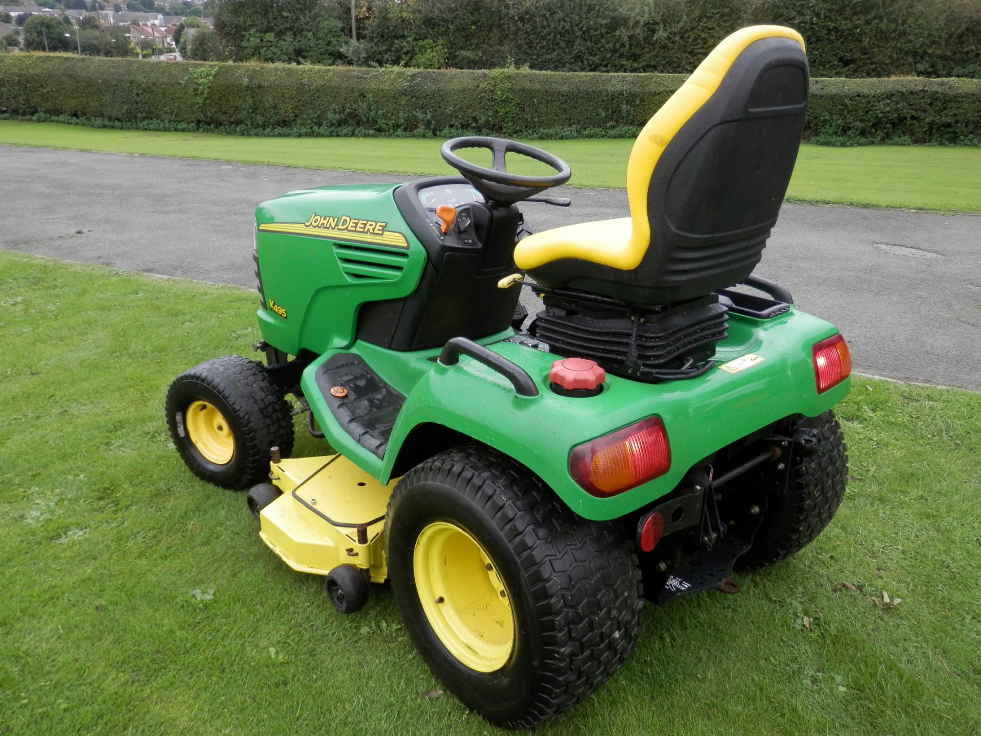 2004 WORKING JOHN DEERE X495 122CM CUT, RIDE ON ROTARY DIESEL MOWER/LAWN TRACTOR. - Image 4 of 13