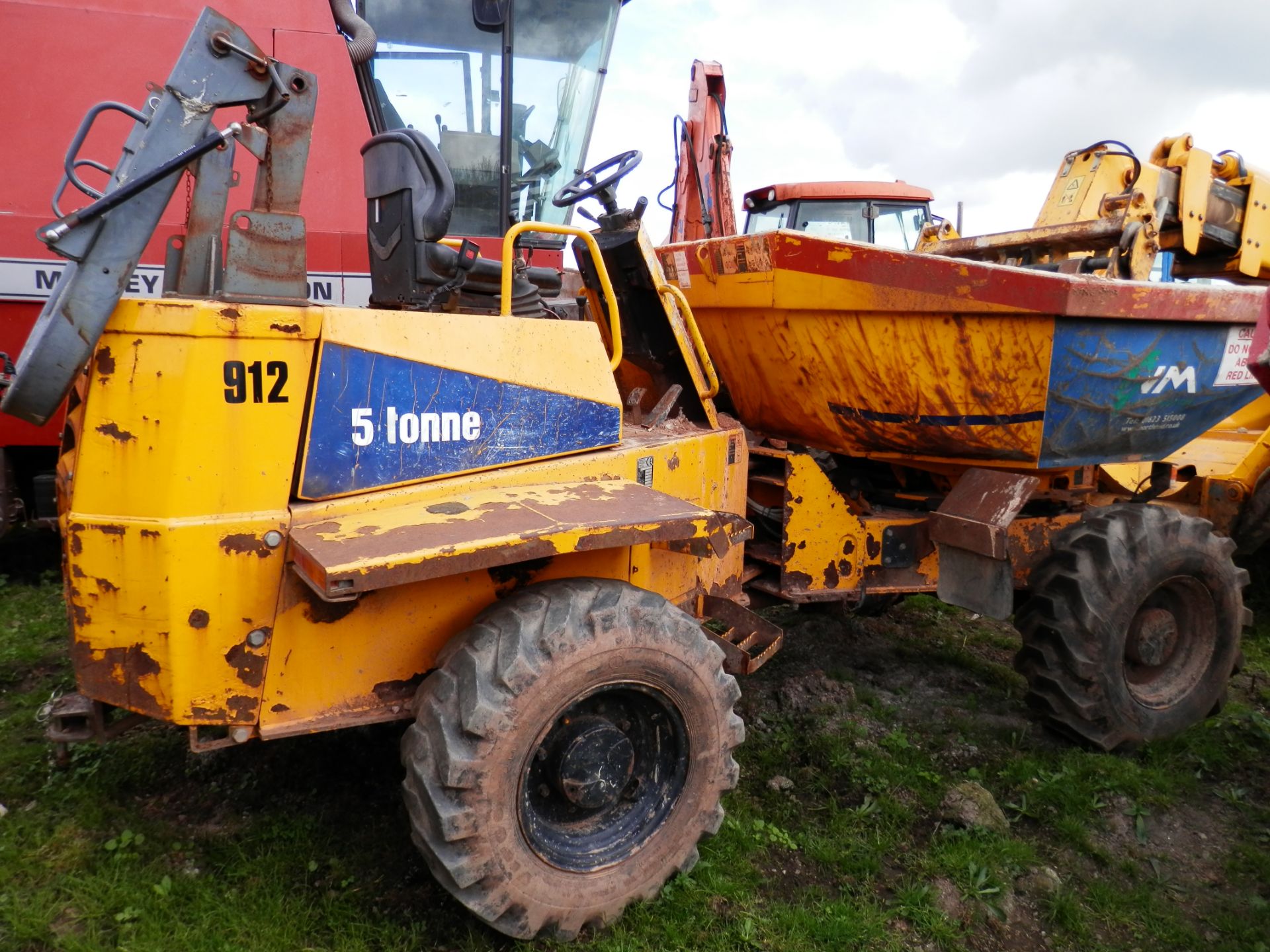 2006/06 WORKING THWAITES 5 TONNE DIESEL SWIVEL DUMPER TRUCK. APPROX 3000 WORKING HOURS.