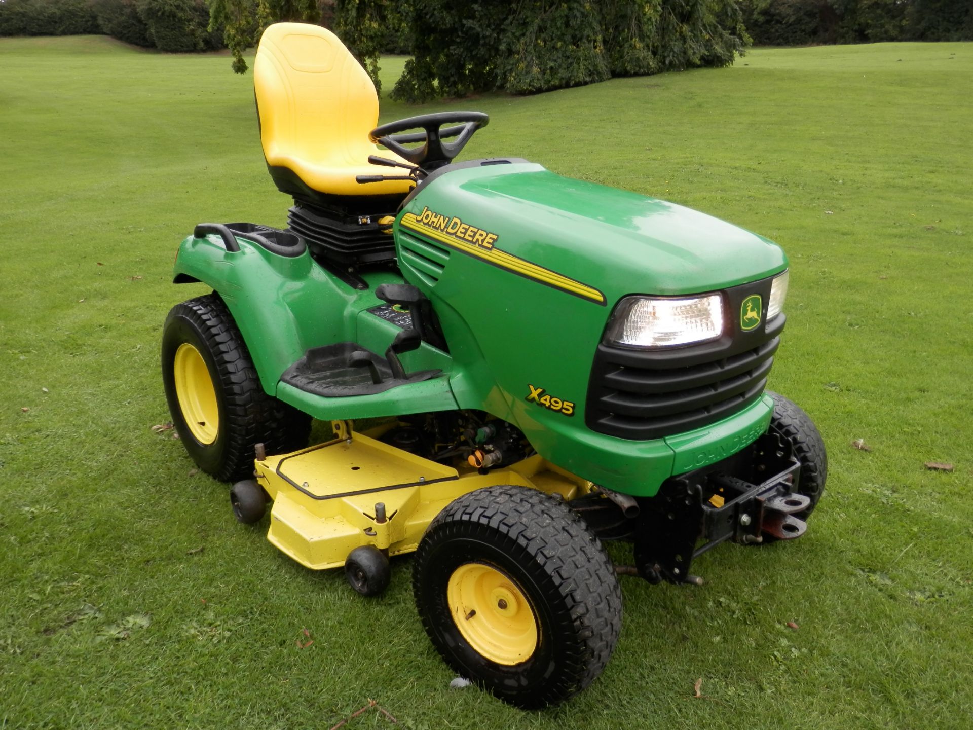 2004 WORKING JOHN DEERE X495 122CM CUT, RIDE ON ROTARY DIESEL MOWER/LAWN TRACTOR.