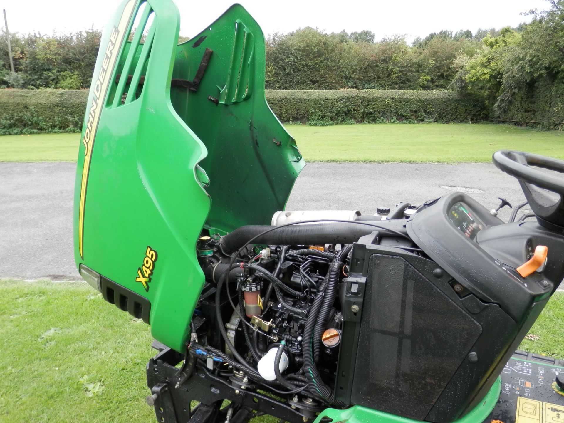 2004 WORKING JOHN DEERE X495 122CM CUT, RIDE ON ROTARY DIESEL MOWER/LAWN TRACTOR. - Image 9 of 13