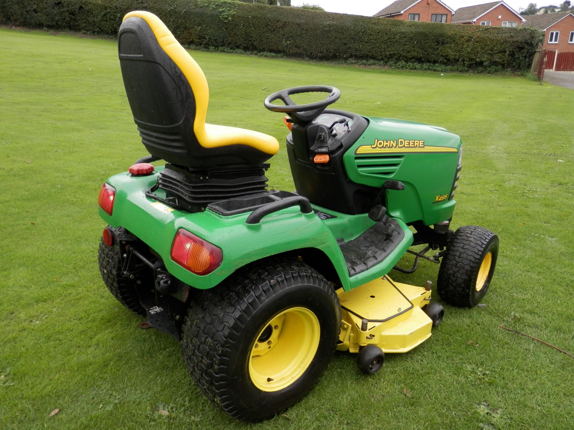 2004 WORKING JOHN DEERE X495 122CM CUT, RIDE ON ROTARY DIESEL MOWER/LAWN TRACTOR. - Image 6 of 13