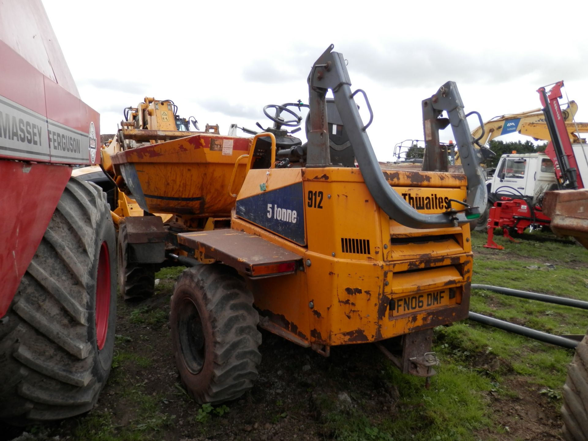 2006/06 WORKING THWAITES 5 TONNE DIESEL SWIVEL DUMPER TRUCK. APPROX 3000 WORKING HOURS. - Image 4 of 7