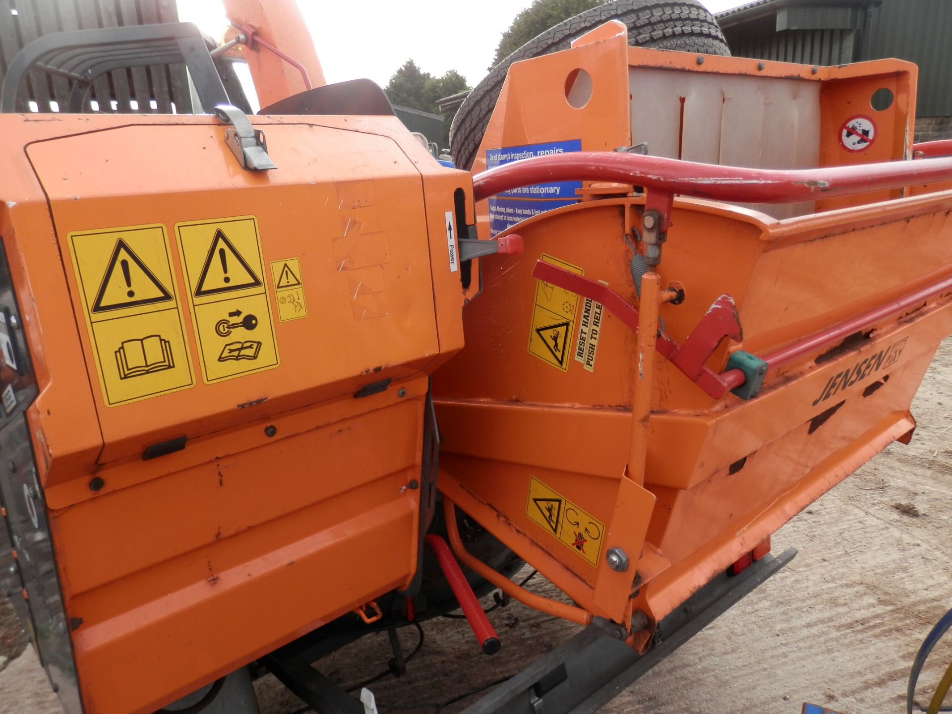2011 LARGE JENSEN A540 TURNTABLE CHIPPER UNIT,TRAILERED. - Image 3 of 4
