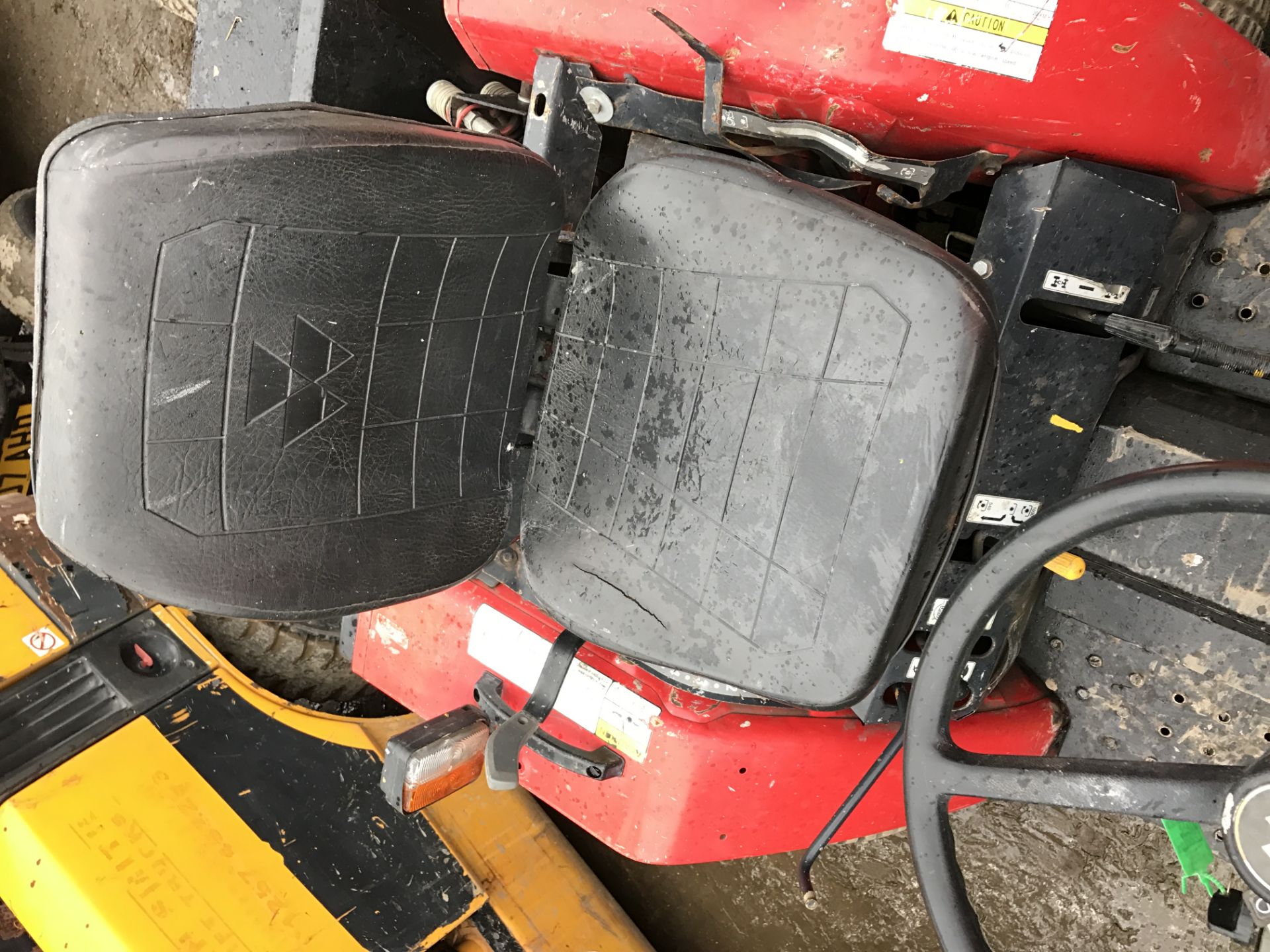 RED LEWIS LAND LUGGER 18Q, 1215 MASSEY FERGUSON TRACTOR WITH LOADER + REAR WEIGHT *PLUS VAT* - Image 5 of 9