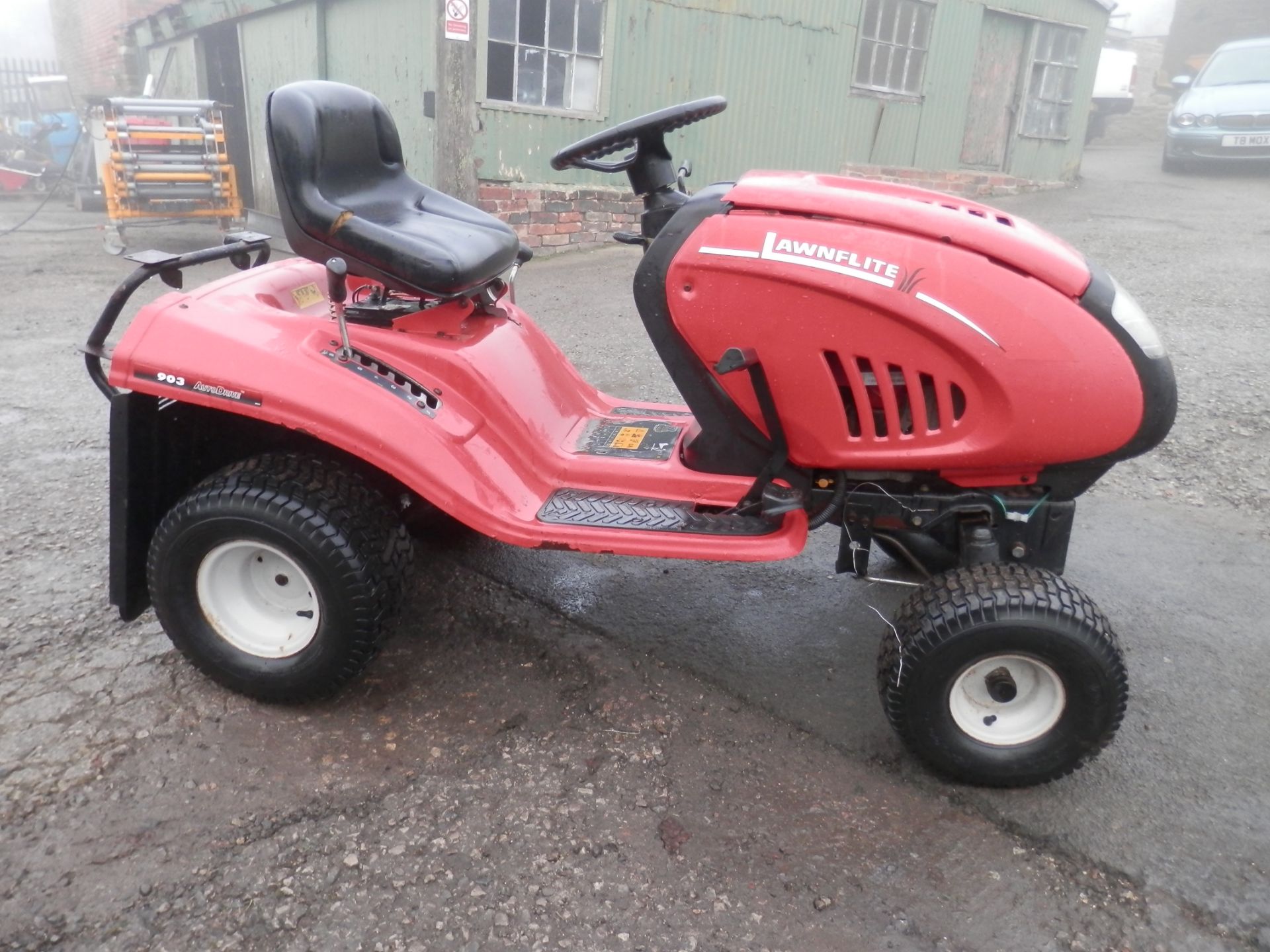 WORKING LAWNFLITE 903 RIDE ON MOWER, DECKS NEED ATTENTION BUT COMPLETE. - Image 7 of 7