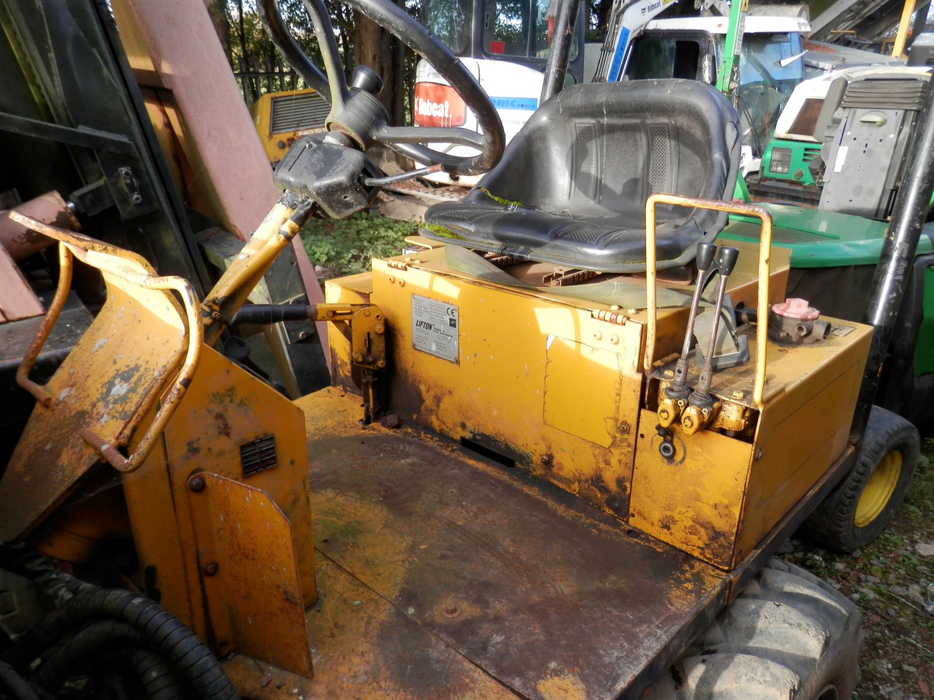 LIFTON 750KG DIESEL HIGH LIFT DUMPER - Image 8 of 9