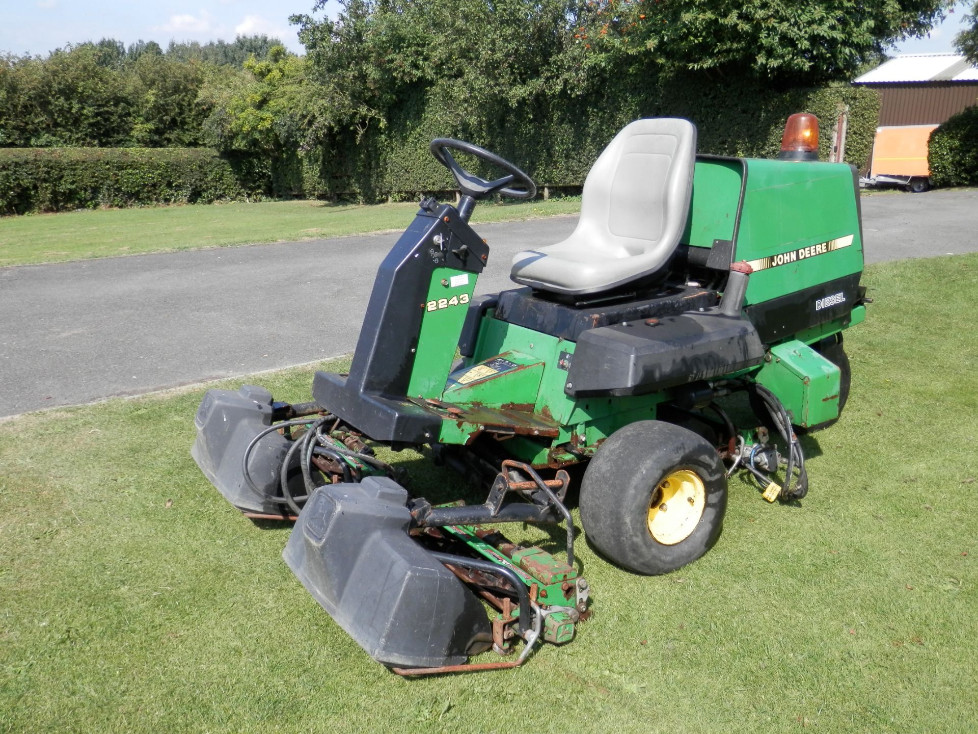 1996 JOHN DEERE 2243 3 WHEEL RIDE ON DIESEL GANG MOWER, TESTED & WORKING.