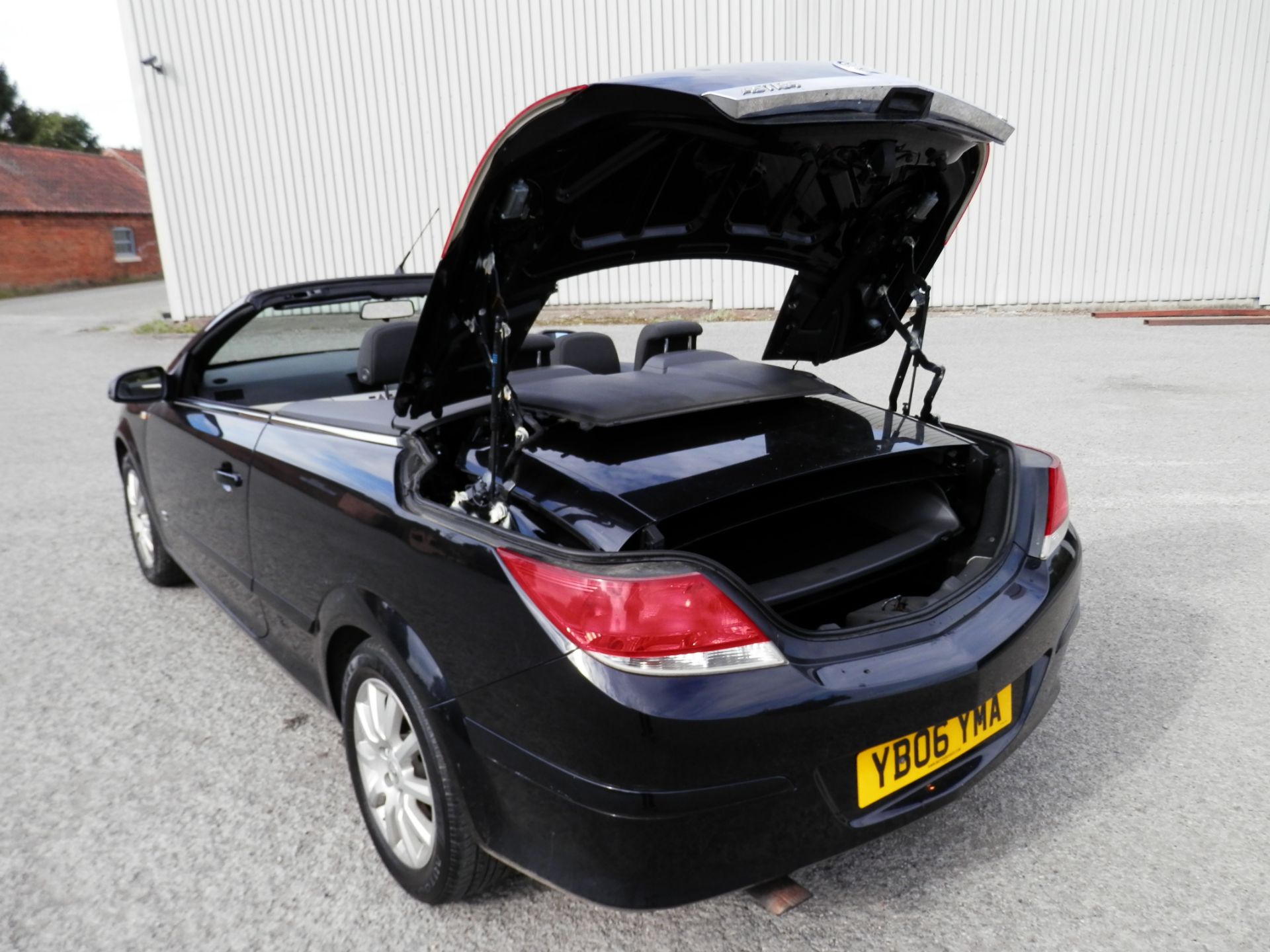 2006/06 VAUXHALL 1.8 SPORT TWINTOP, HARDTOP FOLDING CONVERTIBLE, 5 SPEED MANUAL, PETROL, MOT 05/2017 - Image 11 of 27