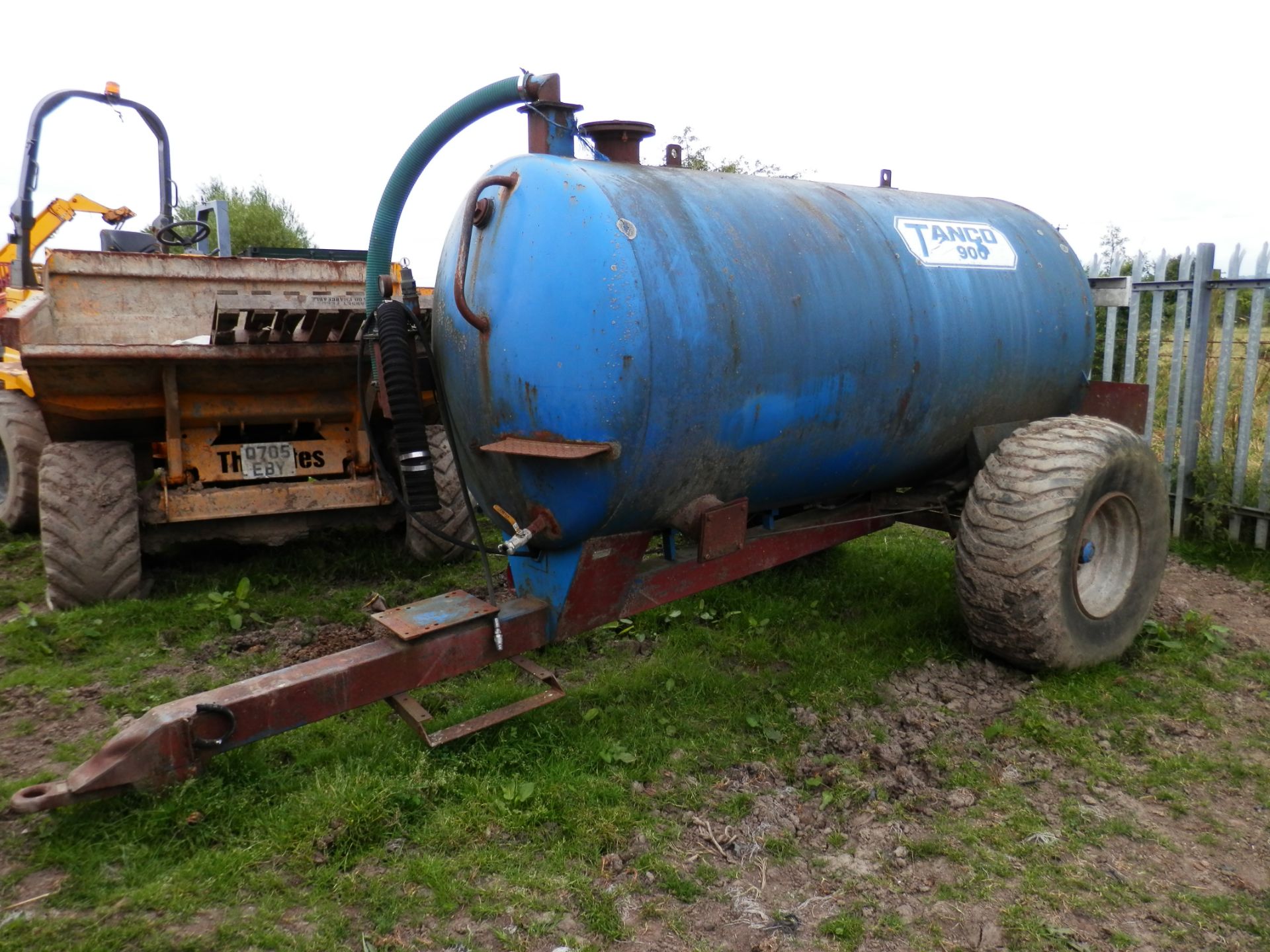 TANCO 900 AGRICULTURAL SLURRY/WATER BOWSER. NO PUMP ! 900 GALLON CAPACITY.