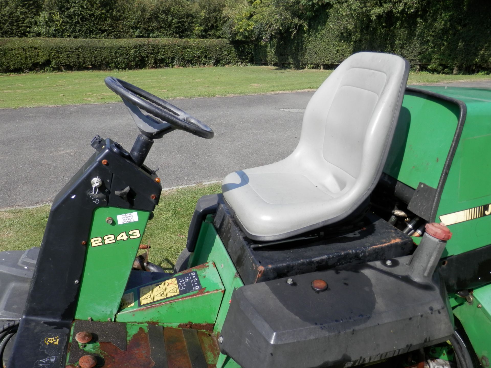 1996 JOHN DEERE 2243 3 WHEEL RIDE ON DIESEL GANG MOWER, TESTED & WORKING. - Image 7 of 10