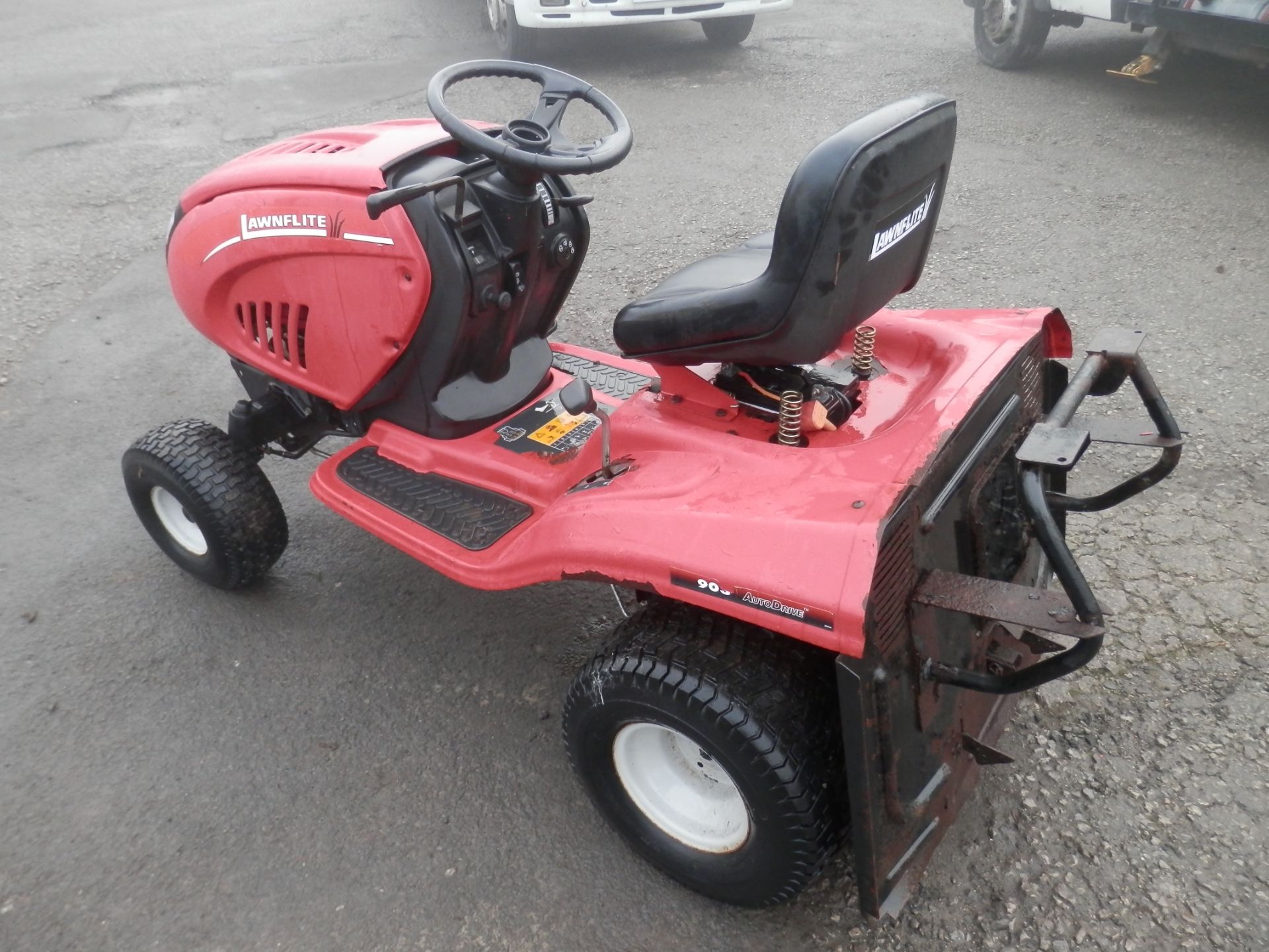 WORKING LAWNFLITE 903 RIDE ON MOWER, DECKS NEED ATTENTION BUT COMPLETE. - Image 3 of 7