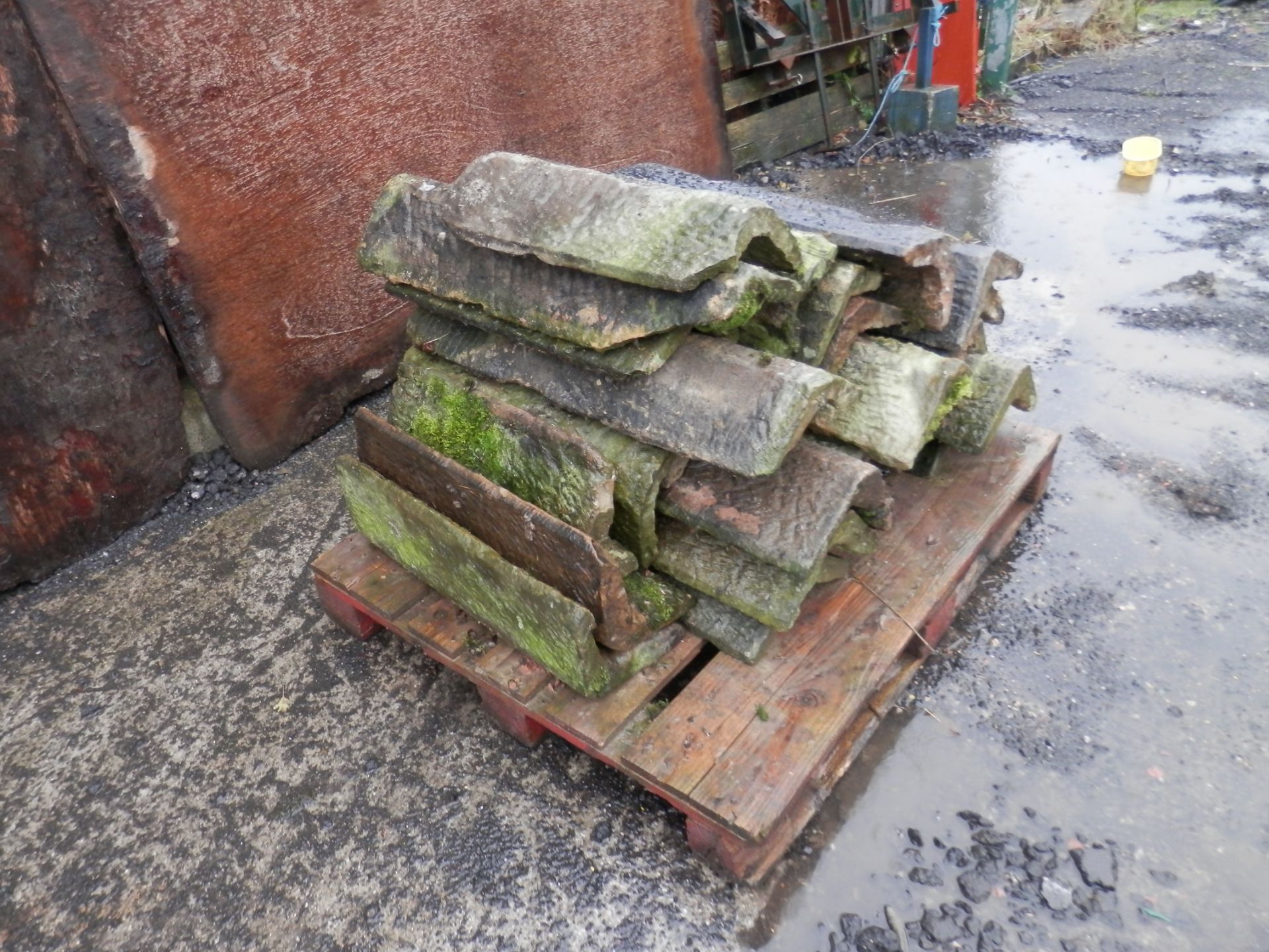 1 X PALLET OF ROOFING RIDGE TILES, OLD BUT GOOD CONDITION. NO VAT !! - Image 2 of 3