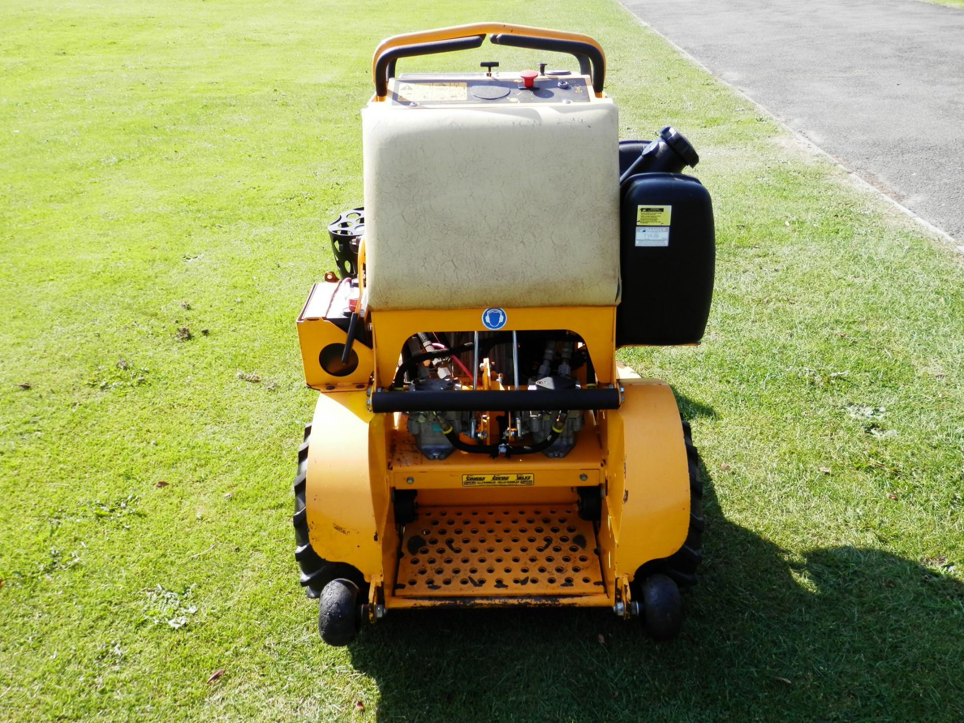 2008 WRIGHT STANDER FH541V KAWASAKI POWERED 17HP V TWIN BANK MOWER, ALL WORKING. - Image 6 of 12