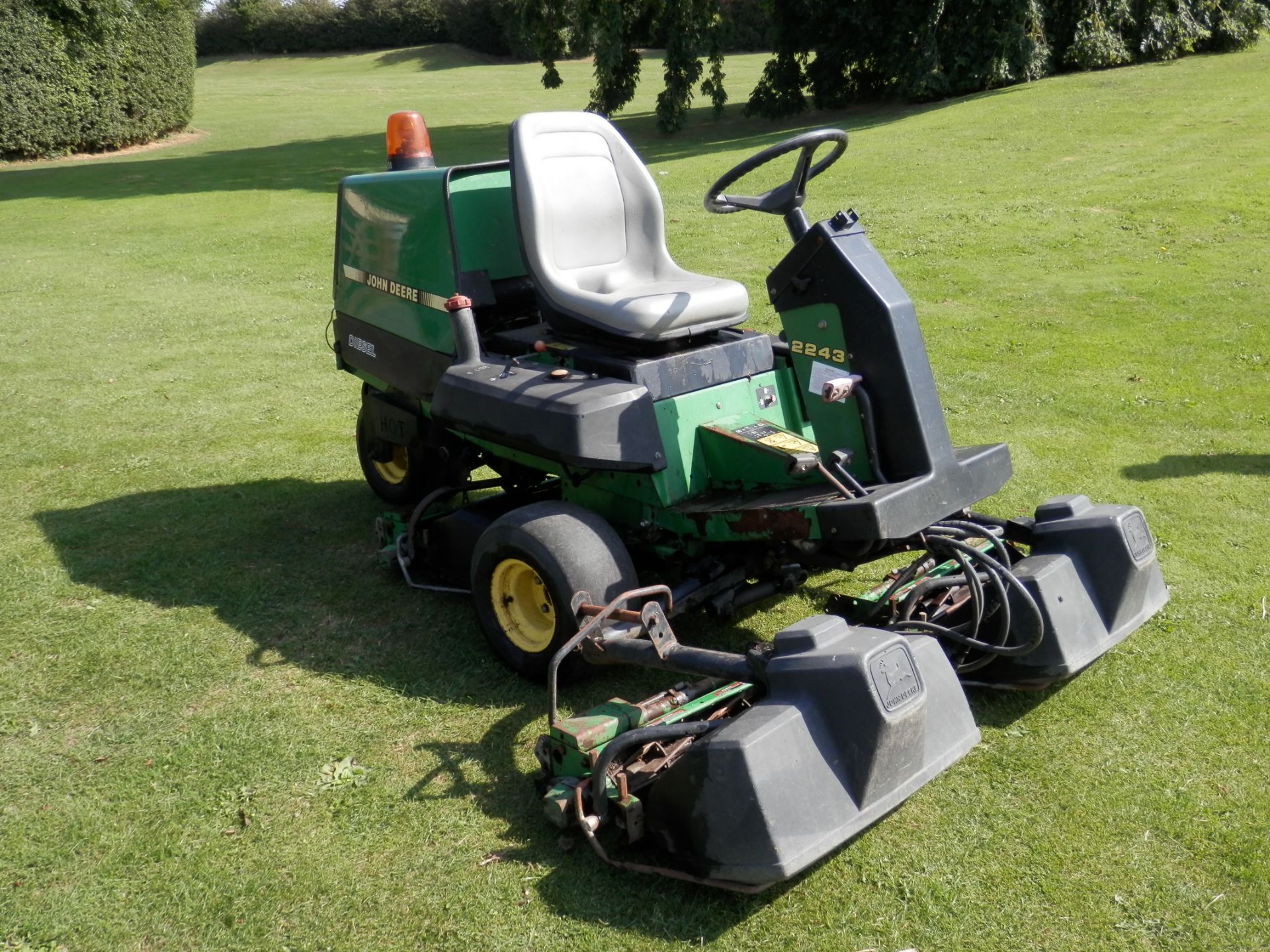 1996 JOHN DEERE 2243 3 WHEEL RIDE ON DIESEL GANG MOWER, TESTED & WORKING. - Image 4 of 10