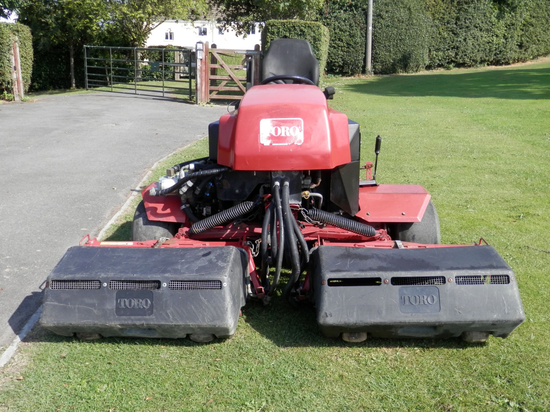 1998 TORO 2300-D REELMASTER 3 WHEEL DRIVE WIDE CUT DIESEL RIDE ON MOWER. - Image 2 of 11