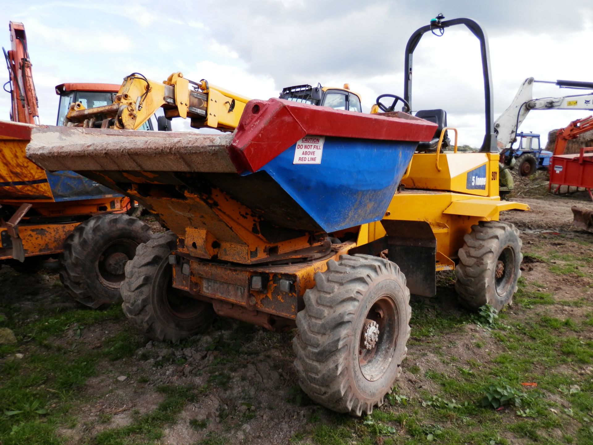 2004/04 WORKING THWAITES 5 TONNE DIESEL SWIVEL DUMPER TRUCK. 3067 WORKING HOURS. - Image 2 of 11