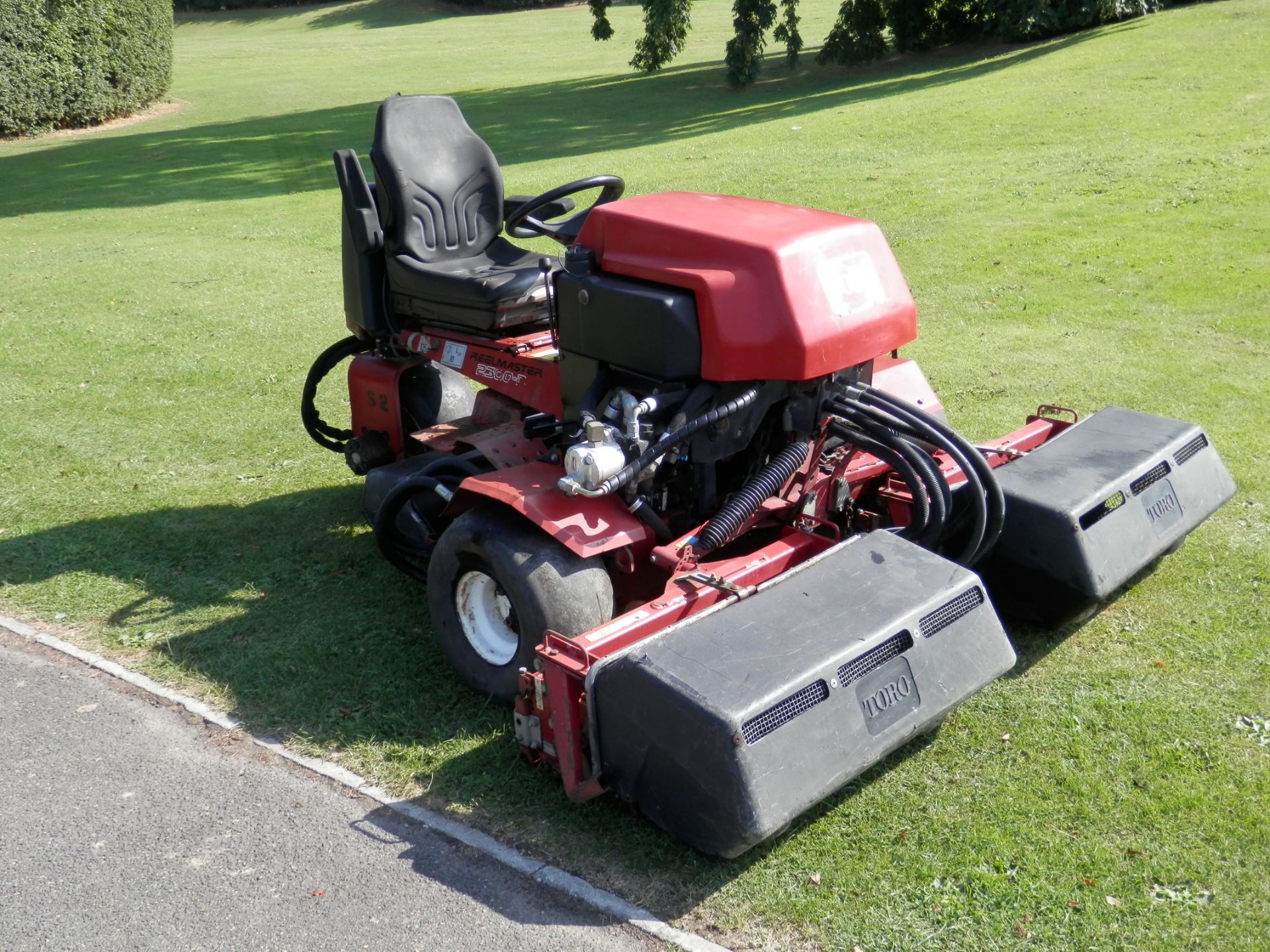 1998 TORO 2300-D REELMASTER 3 WHEEL DRIVE WIDE CUT DIESEL RIDE ON MOWER. - Image 3 of 11