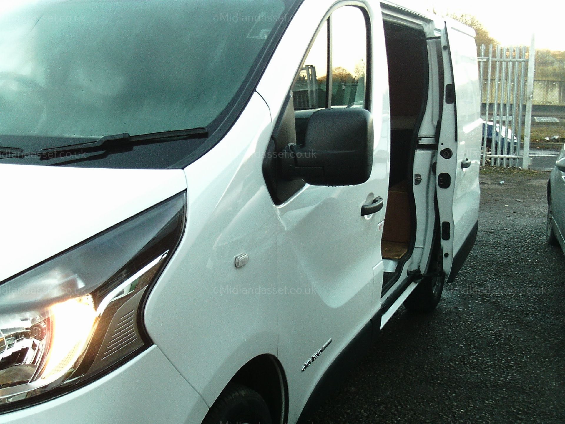 2015/15 REG RENAULT TRAFIC SL29 BUSINESS + NRG DCI PANEL VAN ONE OWNER - Image 4 of 11