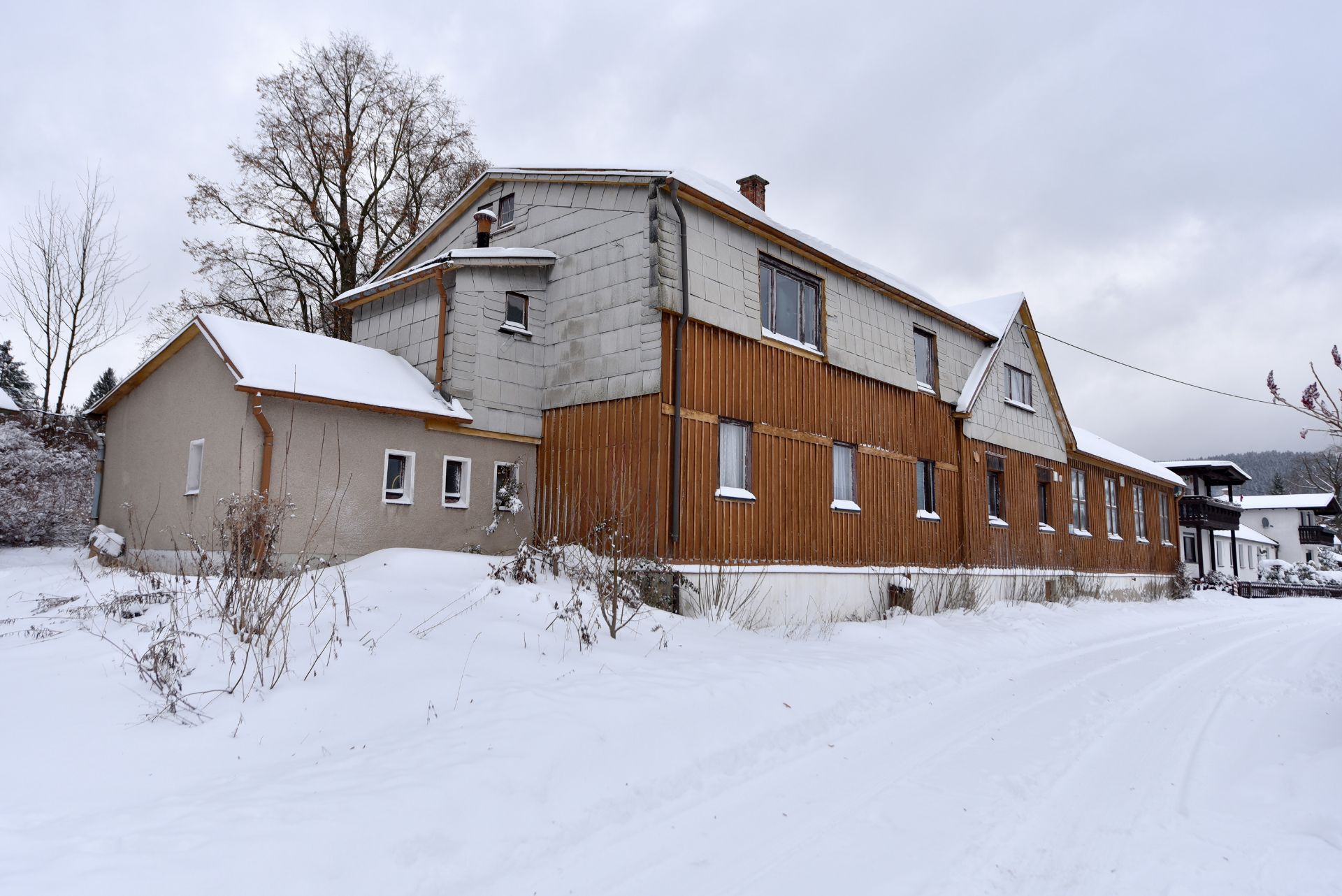 LARGE MULTI APARTMENT HOUSE IN KLINGENTHAL, GERMANY - Bild 3 aus 90