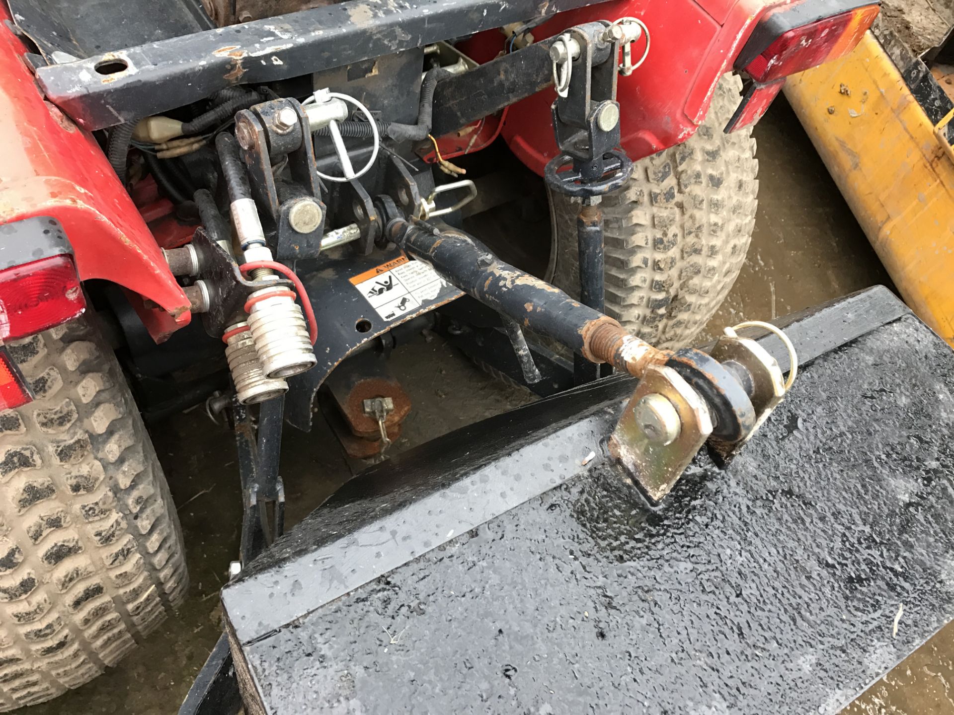 RED LEWIS LAND LUGGER 18Q, 1215 MASSEY FERGUSON TRACTOR WITH LOADER + REAR WEIGHT *PLUS VAT* - Image 6 of 9