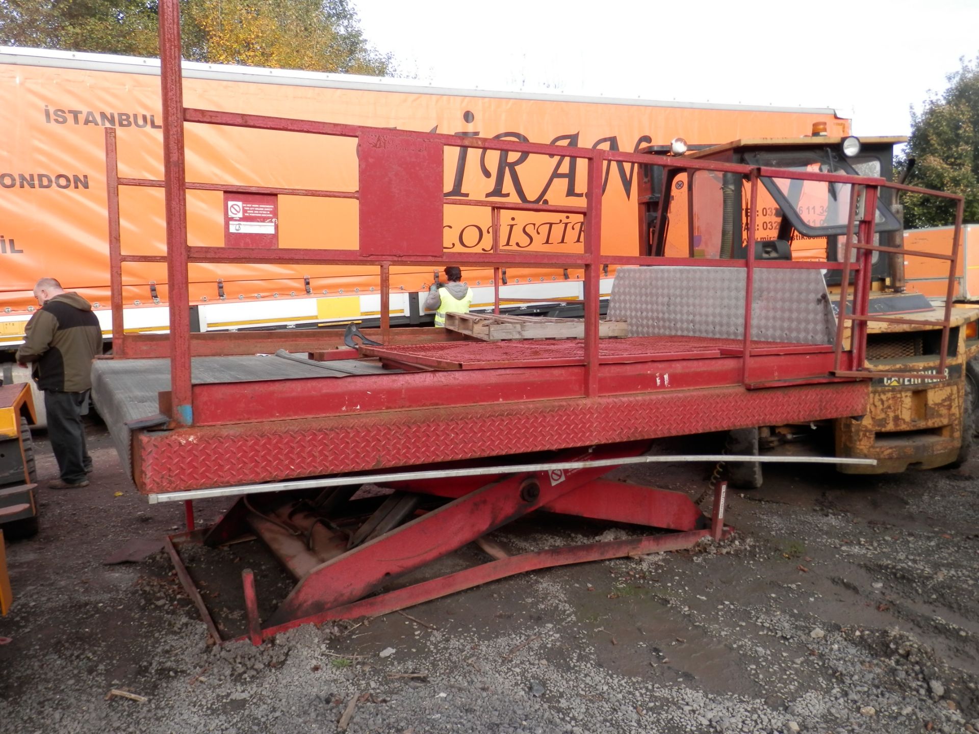 LARGE 4 TONNE ELECTRIC SCISSOR LIFT RAMP, SUITABLE FOR CARS OR VANS OR LOADING BAYS ETC