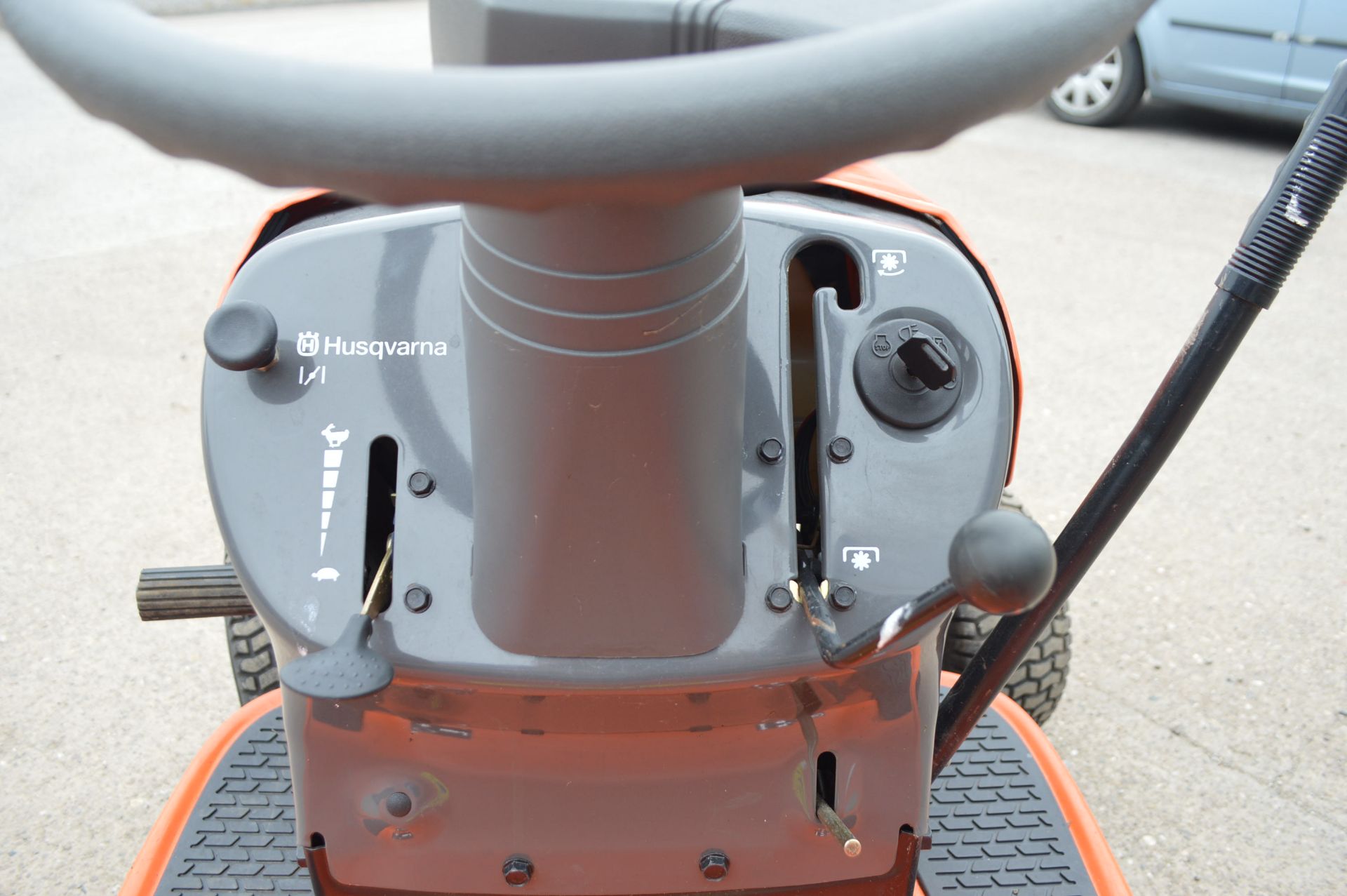 NR - HUSQVARNA LT 125 5 SPEED RIDE-ON LAWN MOWER *NO VAT* - Image 7 of 9