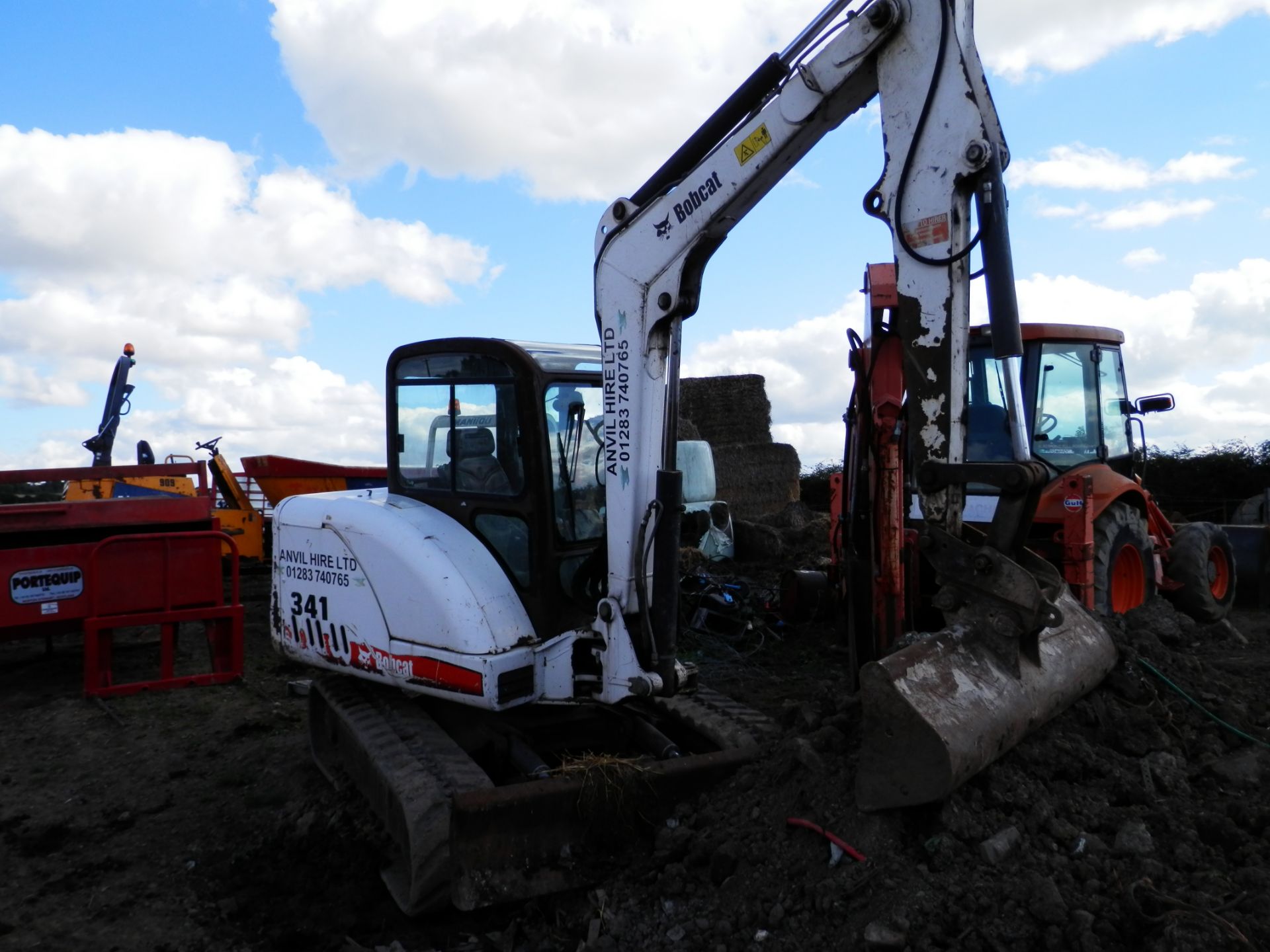 2005 5 TONNE BOBCAT TRACKED DIGGER, 5750 HOURS, KEYCODE START. 2 X BUCKETS.