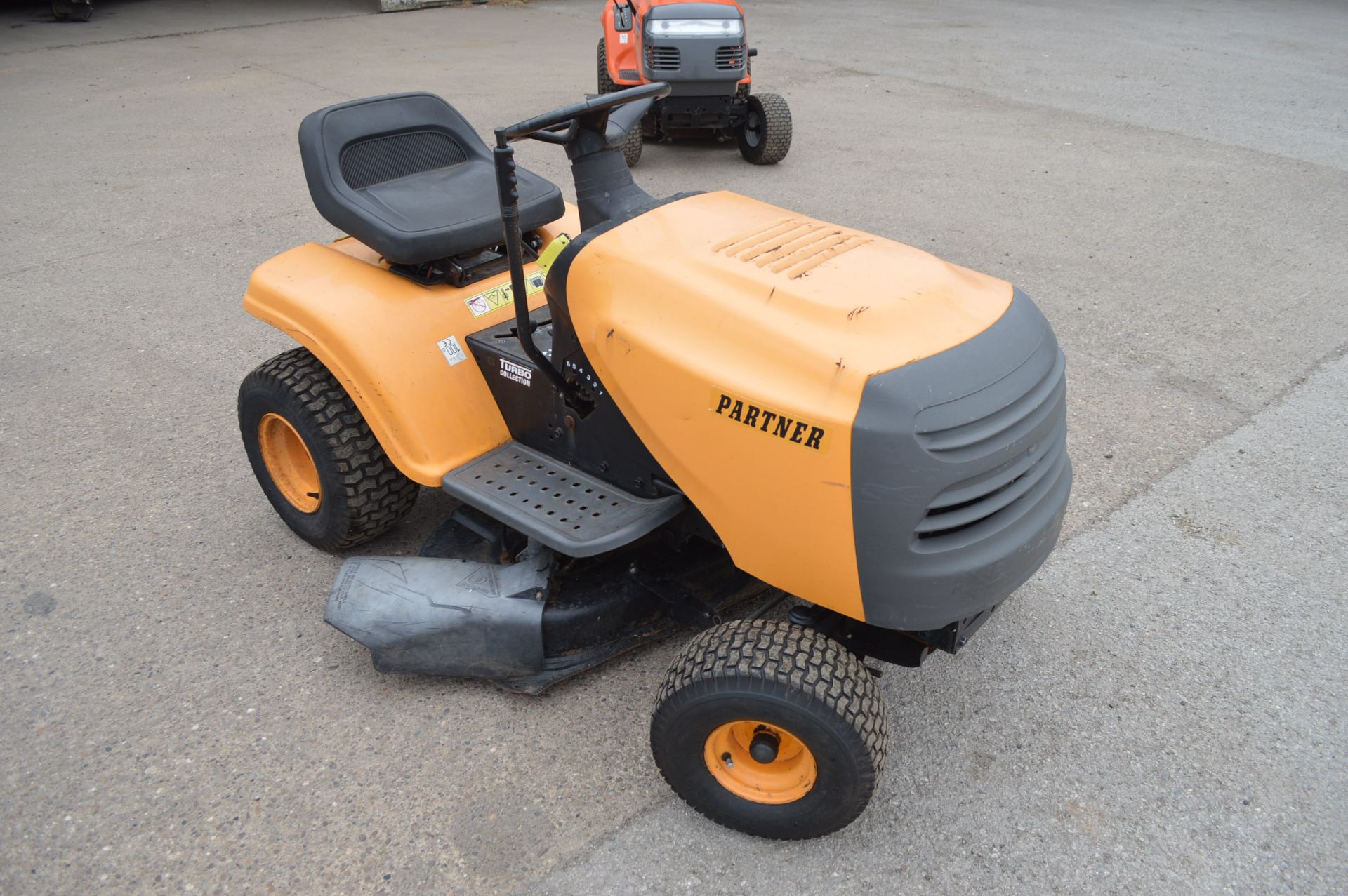 NR - PARTNER 11-92 RIDE ON LAWN MOWER *NO VAT*