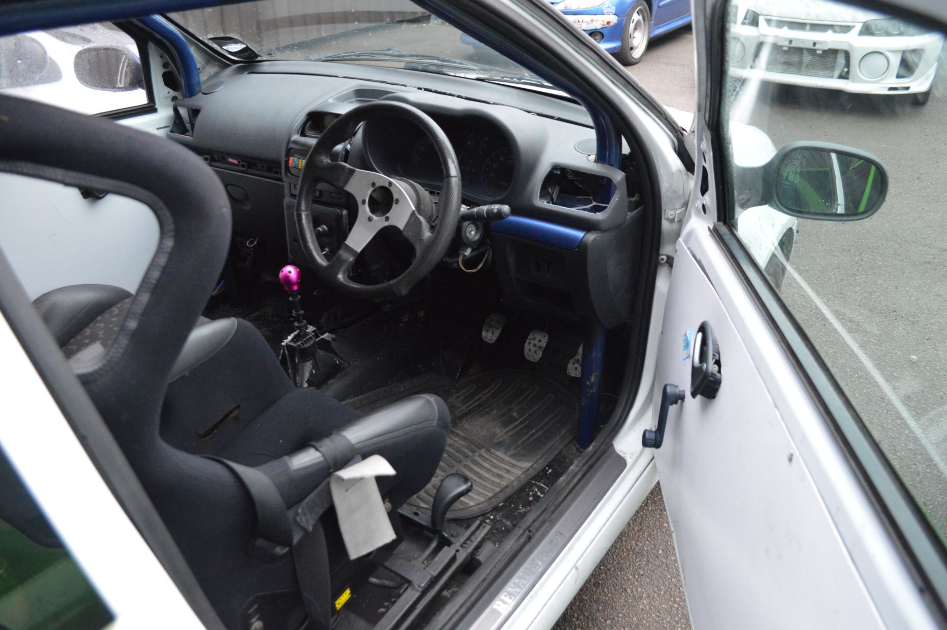 2003/03 REG RENAULT CLIO SPORT 16V 2.0 PETROL - STRIPPED AND FITTED WITH ROLL CAGE - Image 9 of 13