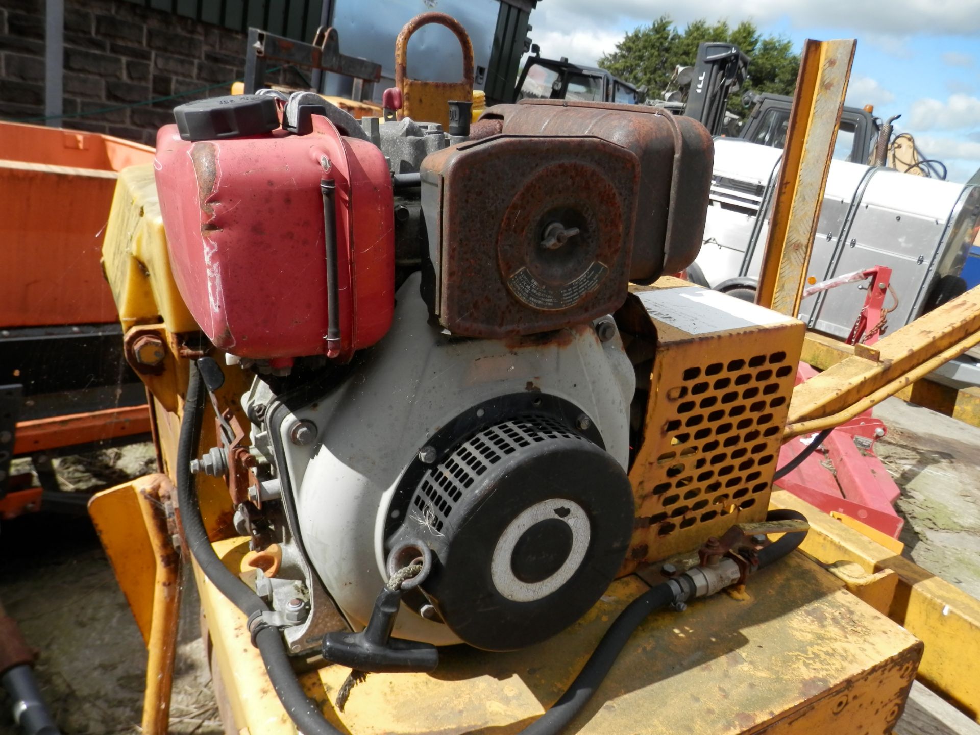 2000 MORTIMER 455 KG DIESEL ROLLER WITH TRAILER, WORKING. - Image 5 of 5