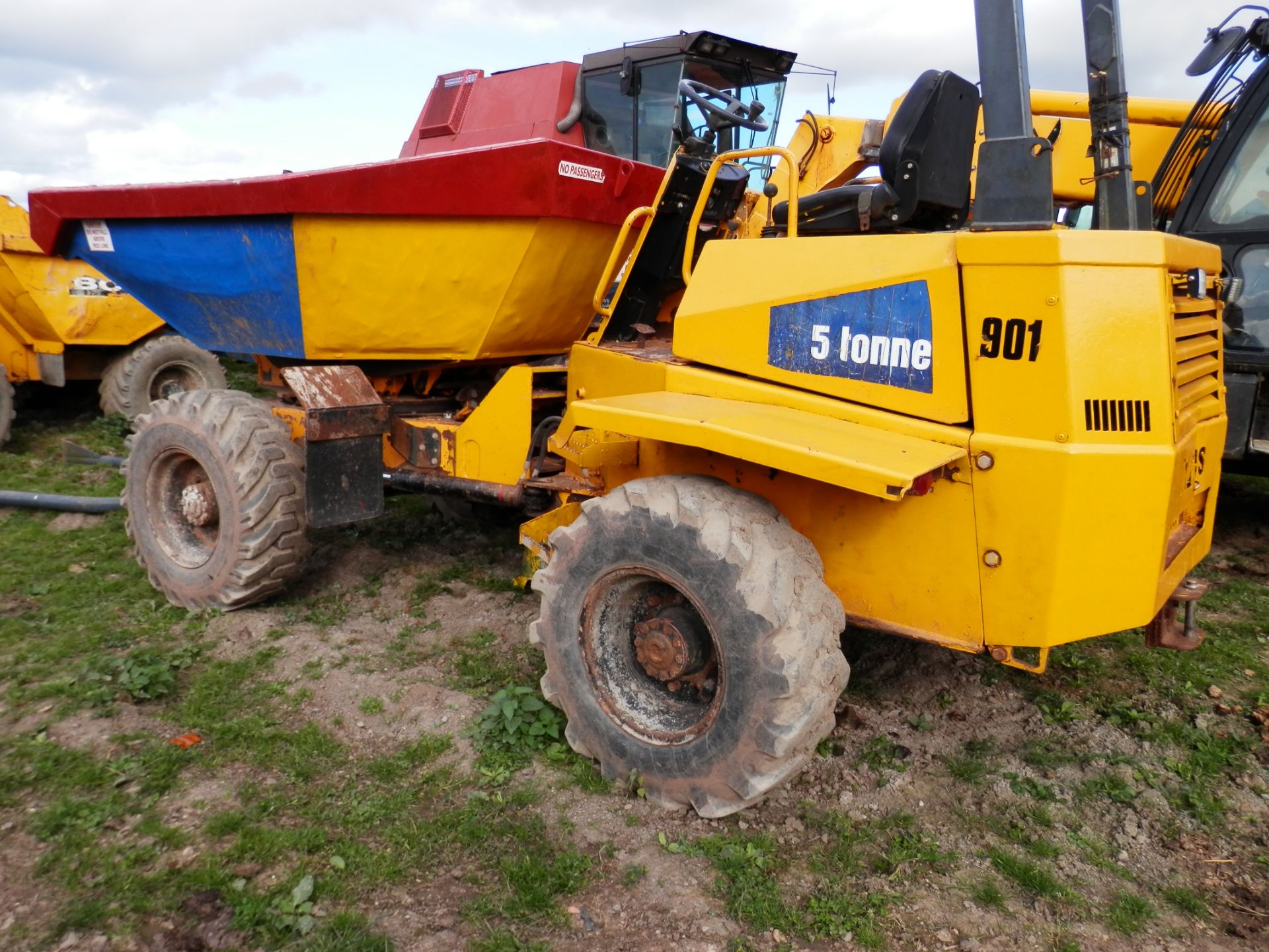 2004/04 WORKING THWAITES 5 TONNE DIESEL SWIVEL DUMPER TRUCK. 3067 WORKING HOURS.