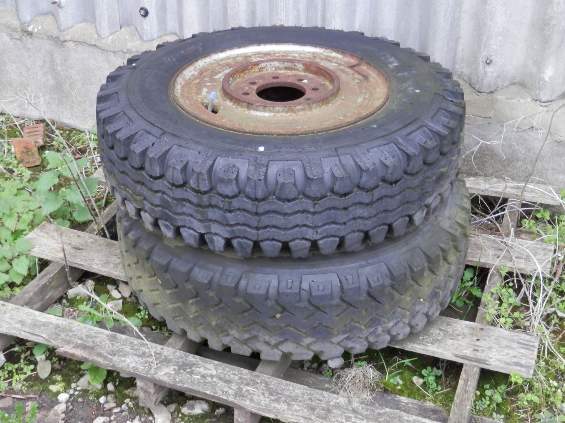 85 + ASSORTED LORRY, CAR & TRAILER TYRES & WHEELS, AS PICTURED. BUYER TO COLLECT COMPLETE JOBLOT. - Image 6 of 10