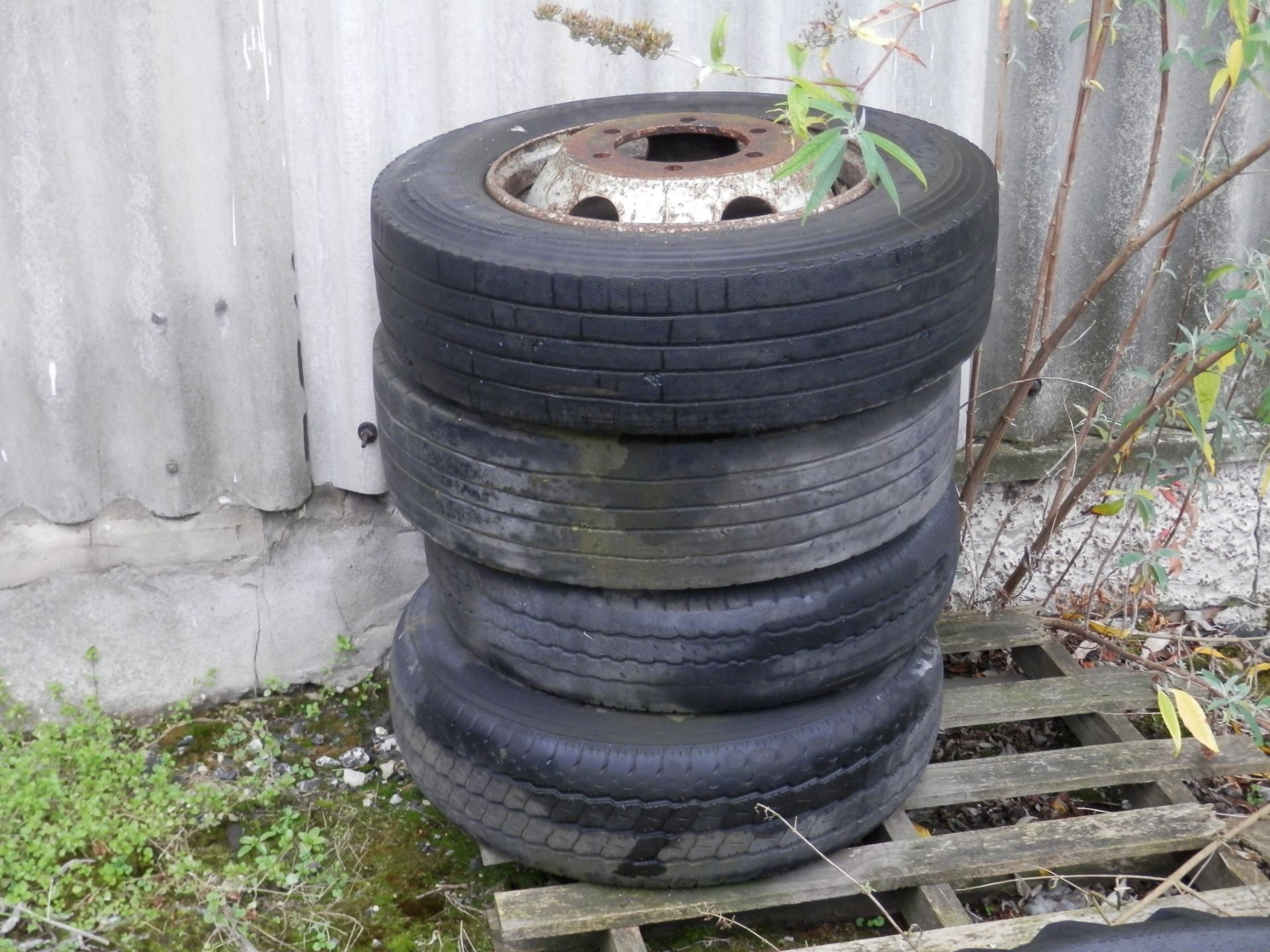 85 + ASSORTED LORRY, CAR & TRAILER TYRES & WHEELS, AS PICTURED. BUYER TO COLLECT COMPLETE JOBLOT. - Image 5 of 10