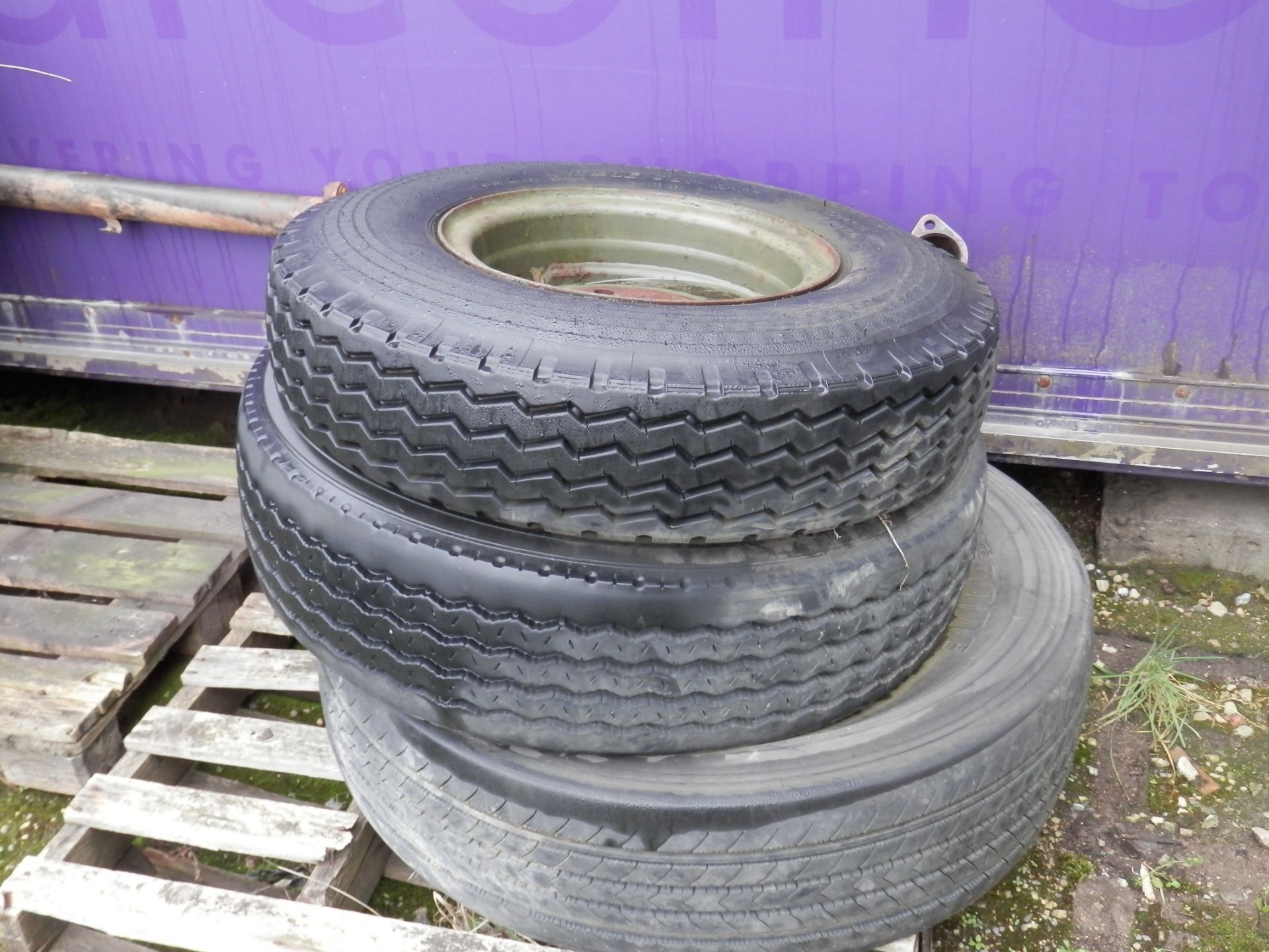 85 + ASSORTED LORRY, CAR & TRAILER TYRES & WHEELS, AS PICTURED. BUYER TO COLLECT COMPLETE JOBLOT. - Image 9 of 10