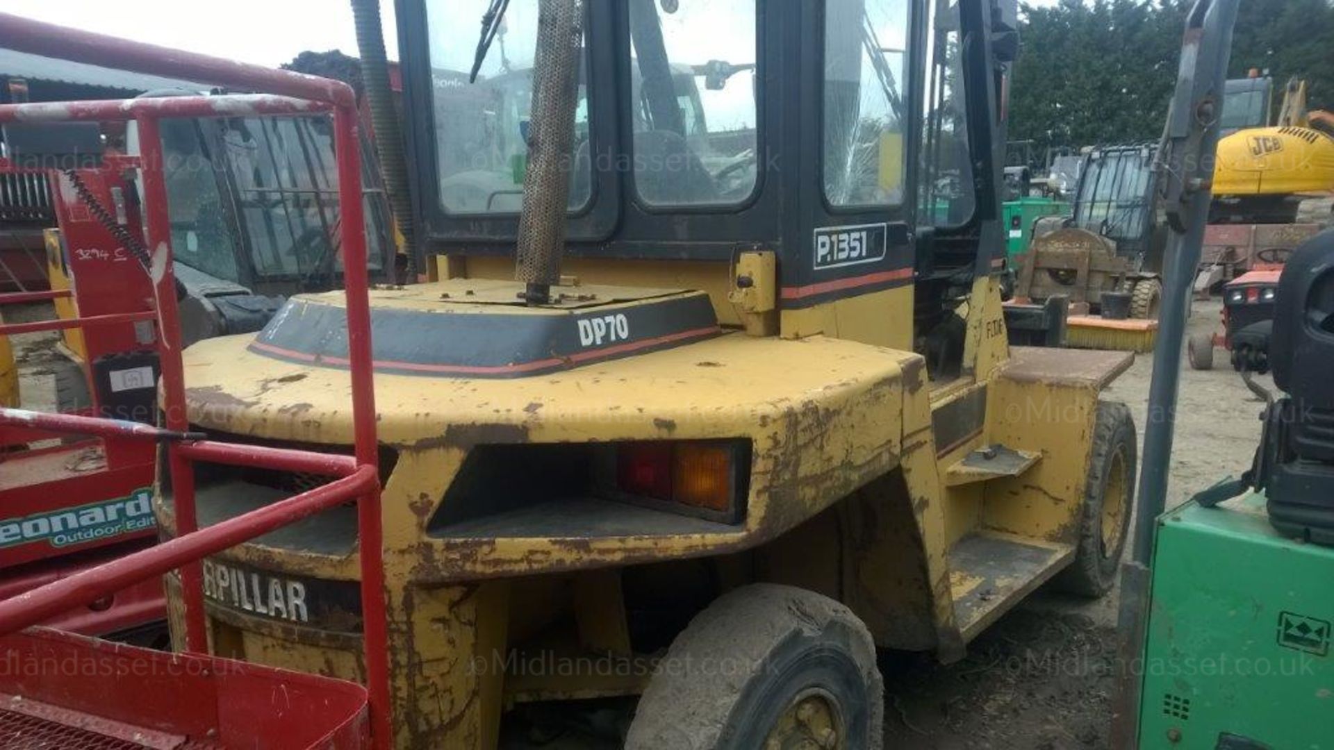 DS - CATERPILLAR DP70 7 TONNE DIESEL FORK TRUCK   MAXIMUM LIFT HEIGHT: 3,300 mm RATED CAPACITY: 7, - Image 5 of 8