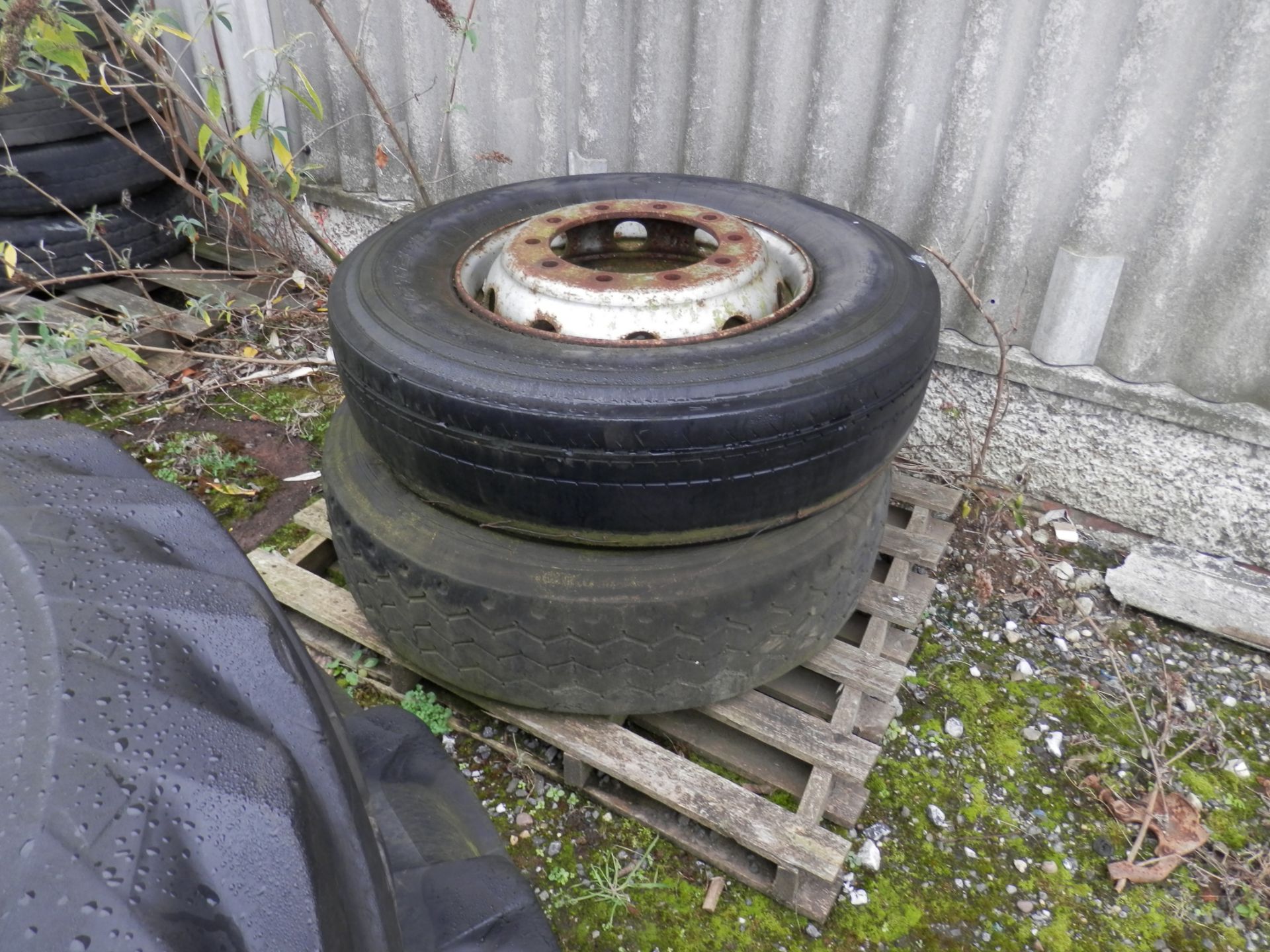 85 + ASSORTED LORRY, CAR & TRAILER TYRES & WHEELS, AS PICTURED. BUYER TO COLLECT COMPLETE JOBLOT. - Image 4 of 10