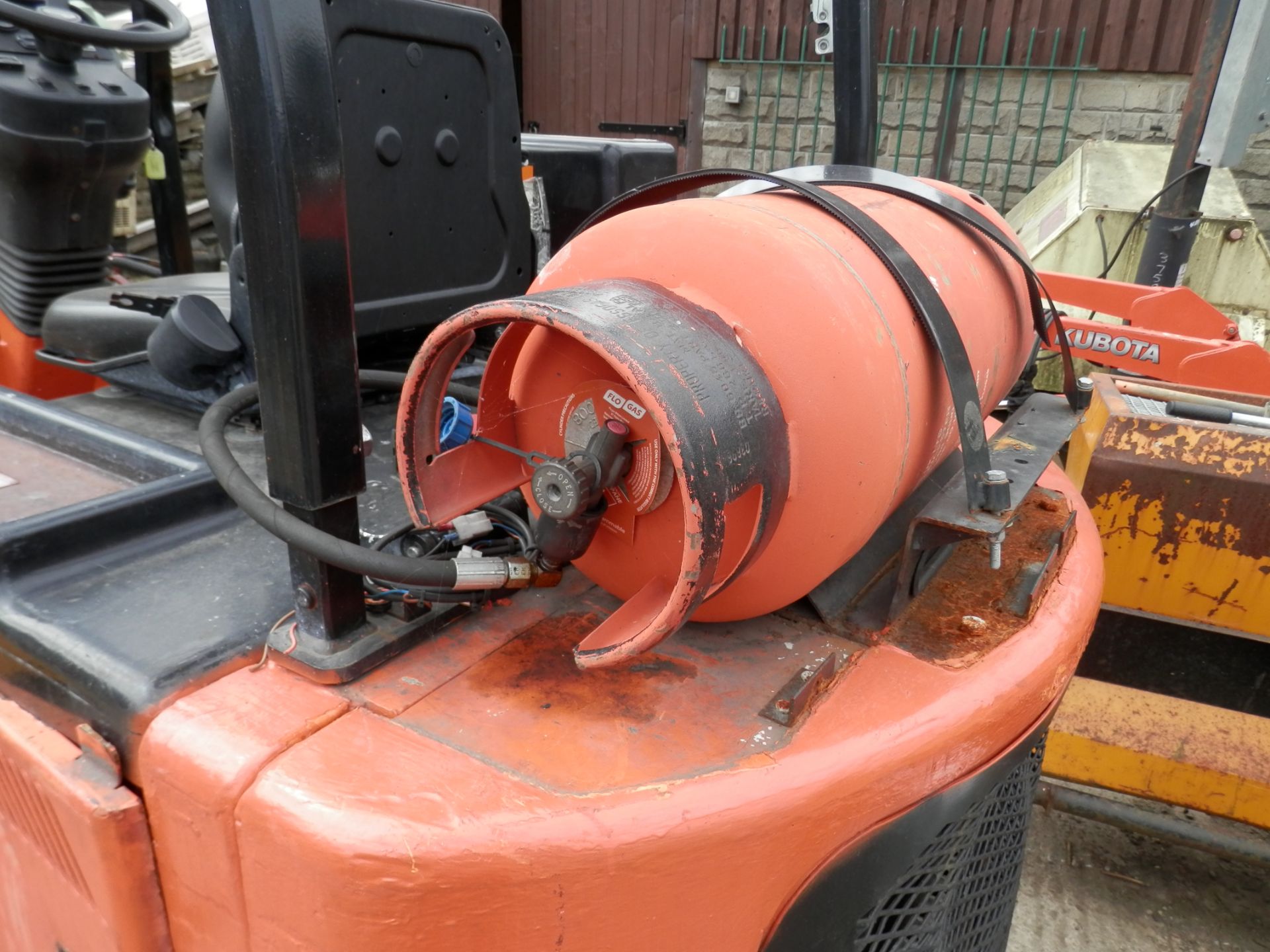 2010 GAS POWERED "BENDI" B64047XSS 1650KG FORKLIFT TRUCK, STARTING PROBLEM ! - Image 2 of 8