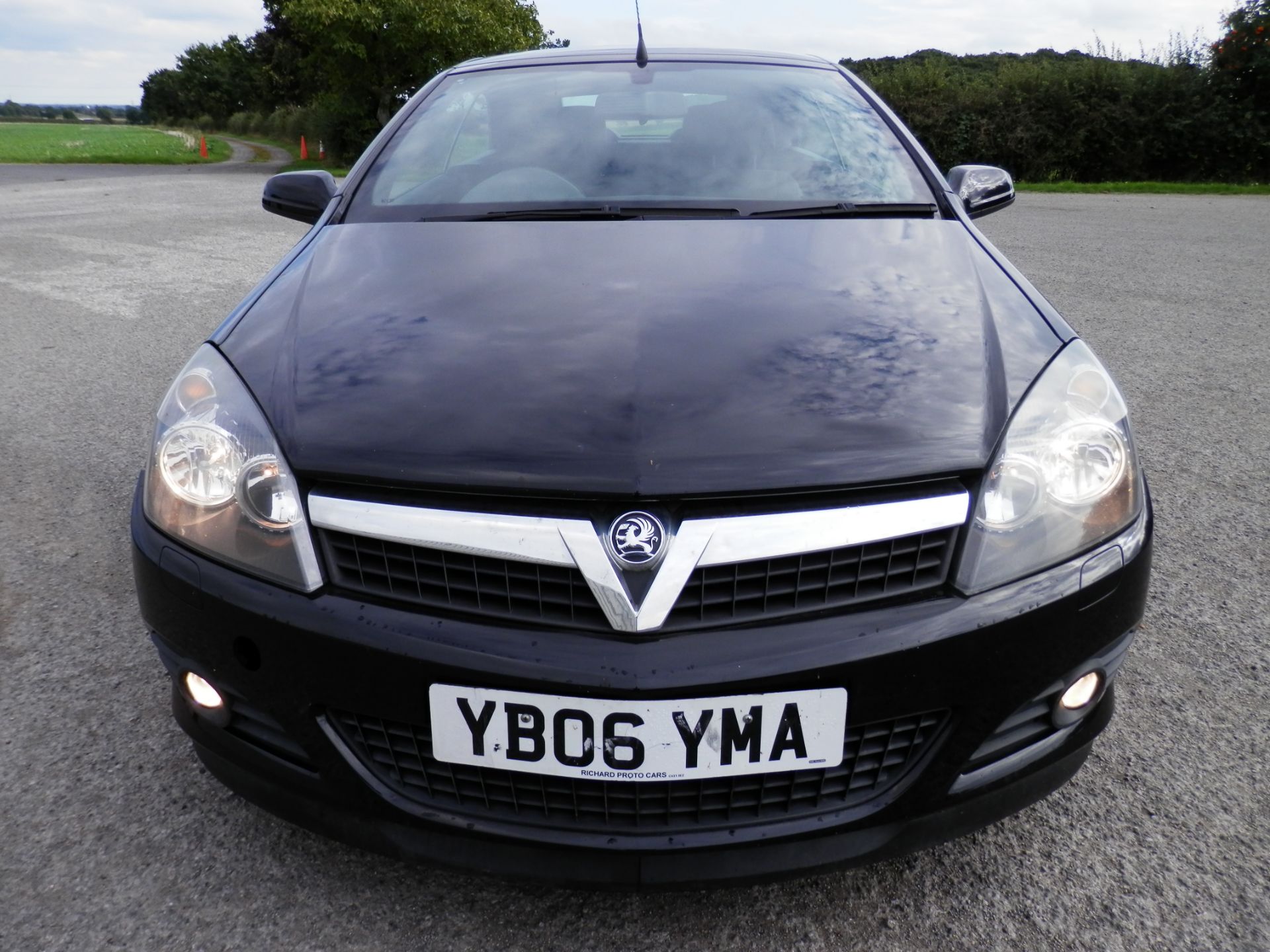 2006/06 VAUXHALL 1.8 SPORT TWINTOP, HARDTOP FOLDING CONVERTIBLE, 5 SPEED MANUAL, PETROL, MOT 05/2017 - Image 2 of 27