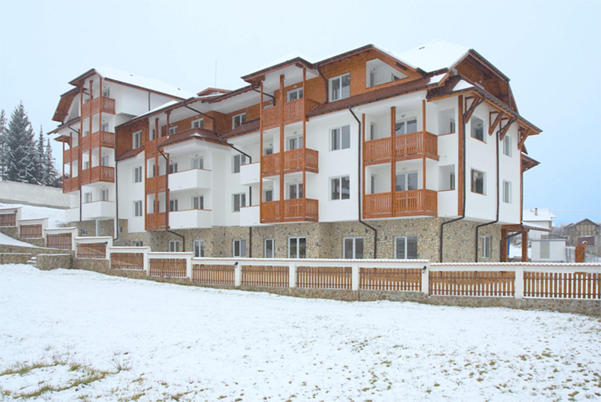 MASSIVELY REDUCED APARTMENT IN BEAUTIFUL SKI MOUNTAINS. - Image 5 of 37